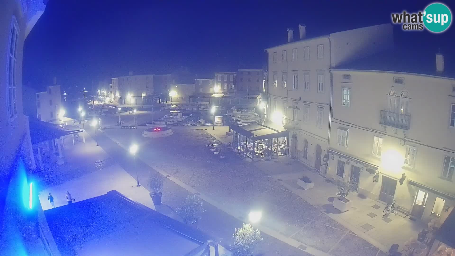 Web kamera Grad Cres – glavni trg i “mandrač” – otok Cres