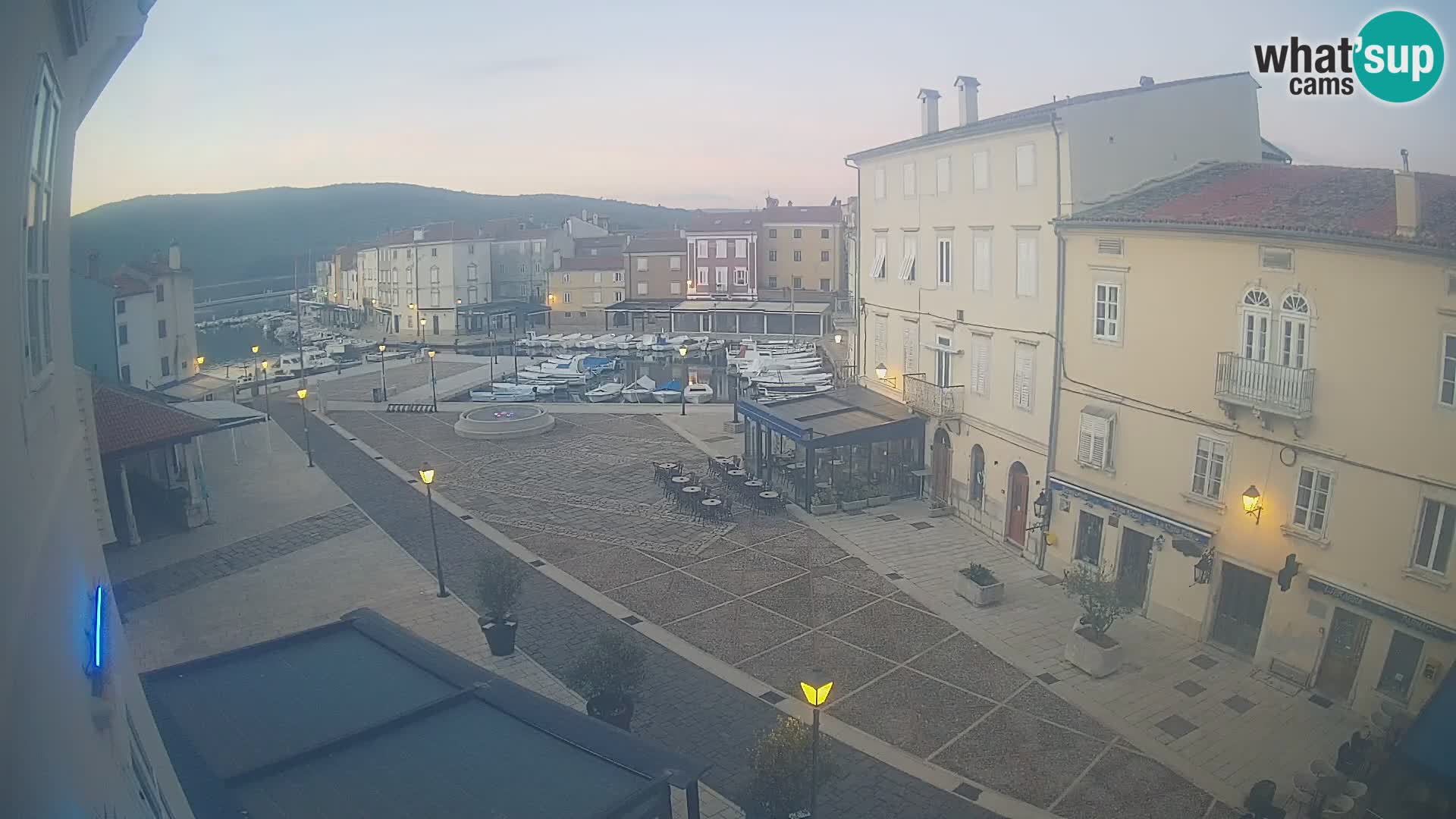 Cámara en vivo ciudad de Cres – plaza principal y “mandrač” – isla de Cres – Croacia