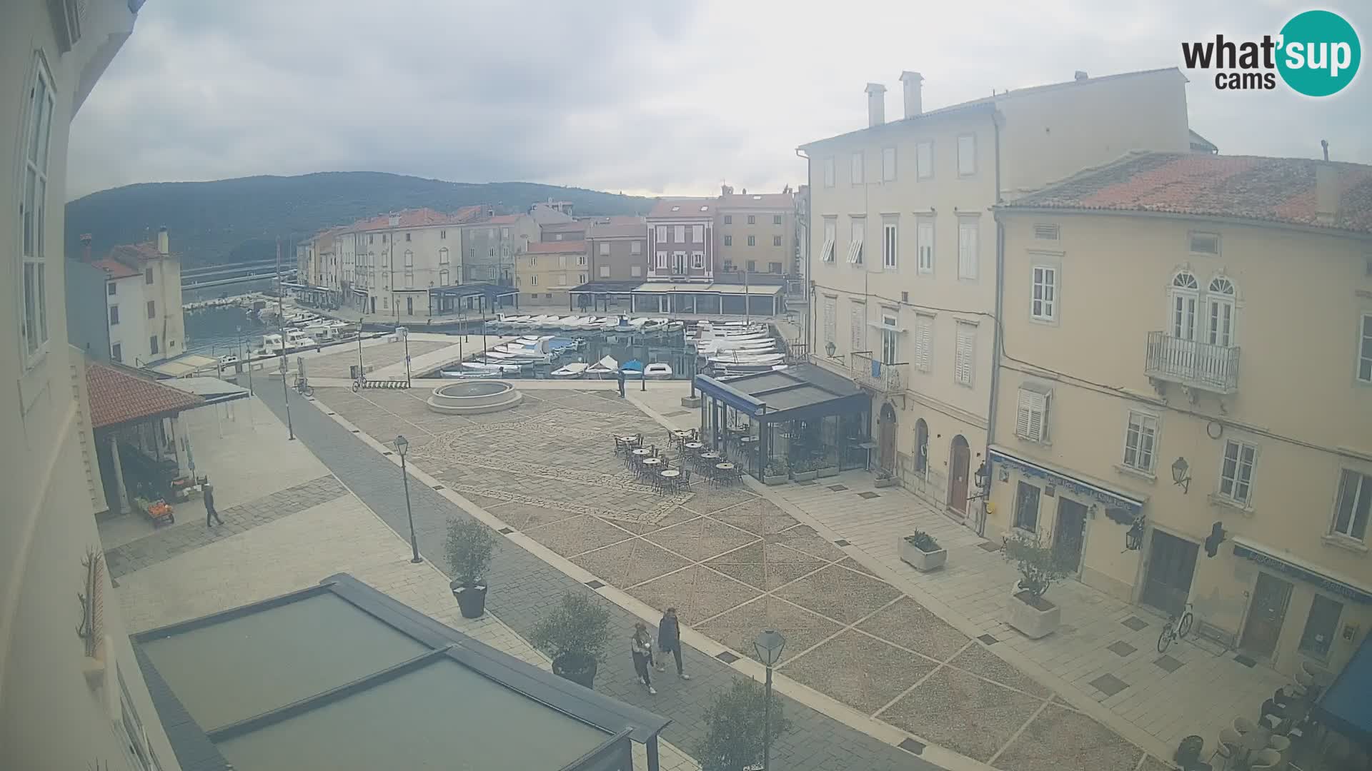 Web kamera Grad Cres – glavni trg i “mandrač” – otok Cres