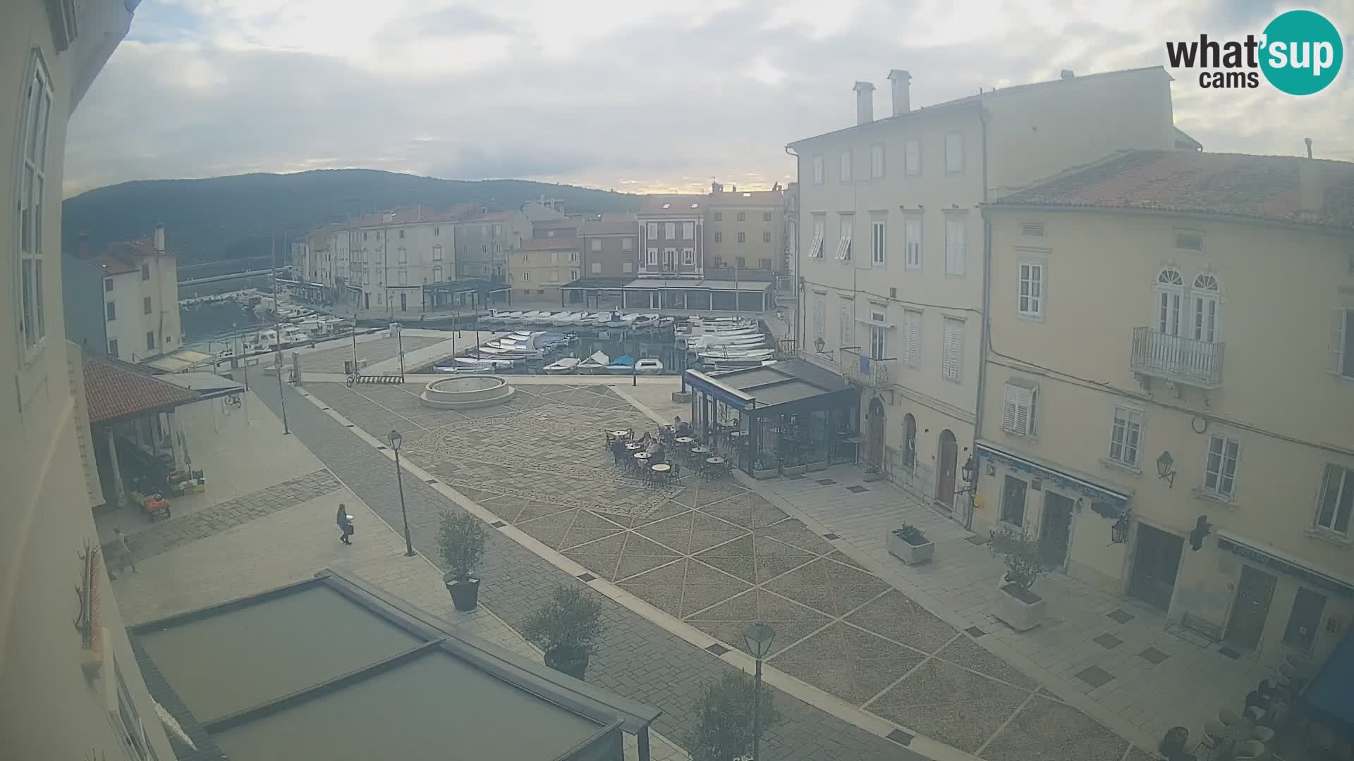 LIVE cam Cres city – place principale et “mandrač” – île de Cres – Croatie