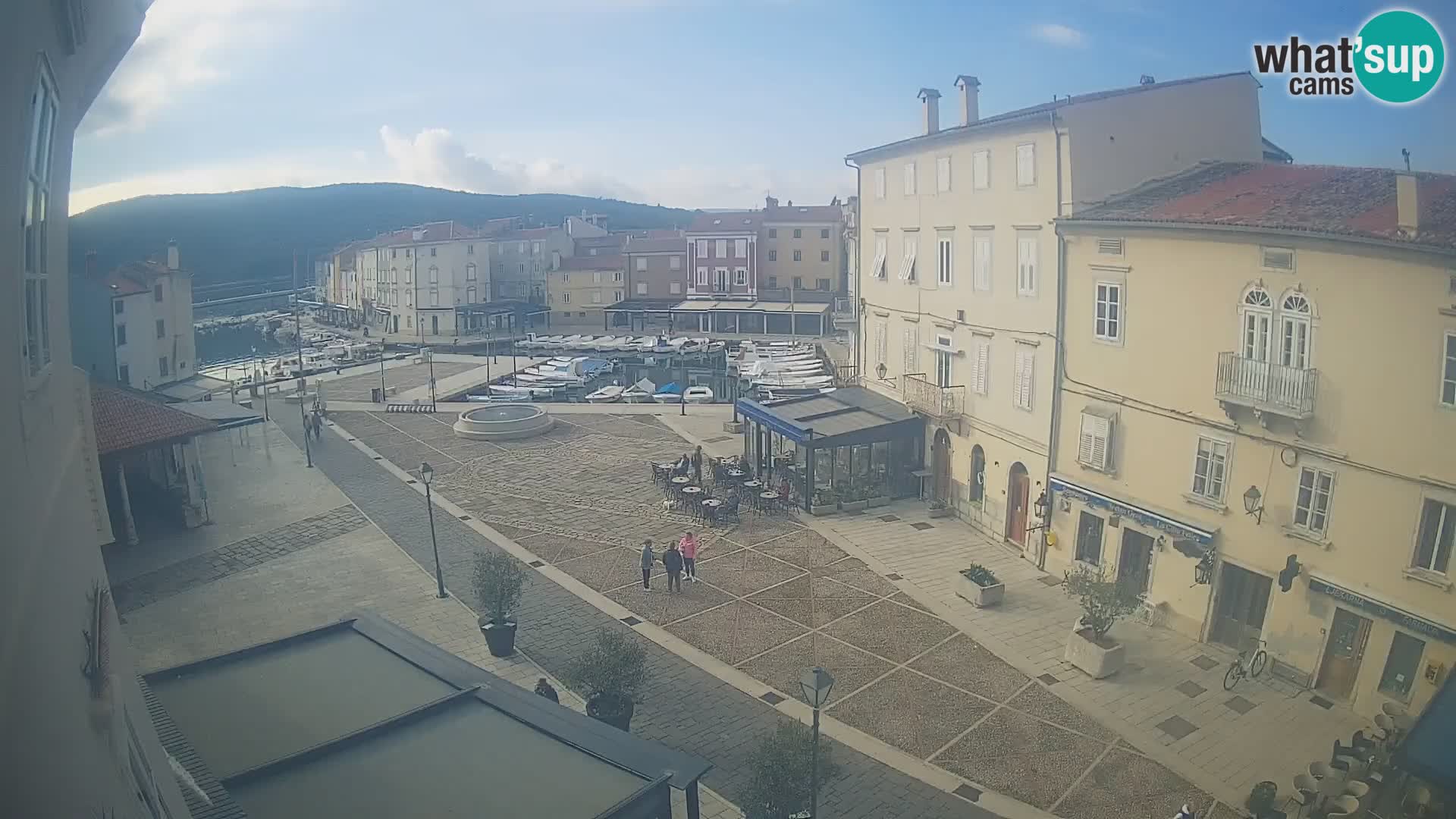 Kamera v ŽIVO Cres mesto – glavni trg in “mandrač” – otok Cres – Hrvaška