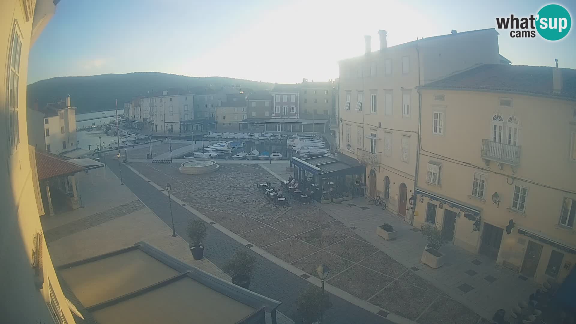 V ŽIVO spletna kamera Cres mesto – glavni trg in “mandrač” – otok Cres – Hrvaška