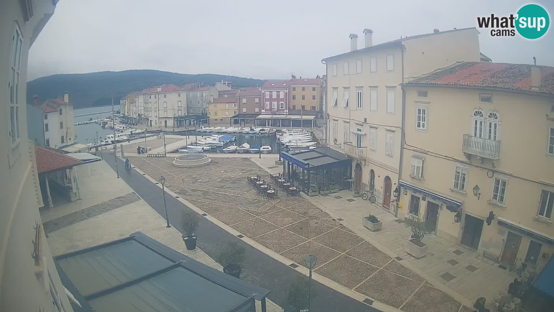 V ŽIVO spletna kamera Cres mesto – glavni trg in “mandrač” – otok Cres – Hrvaška