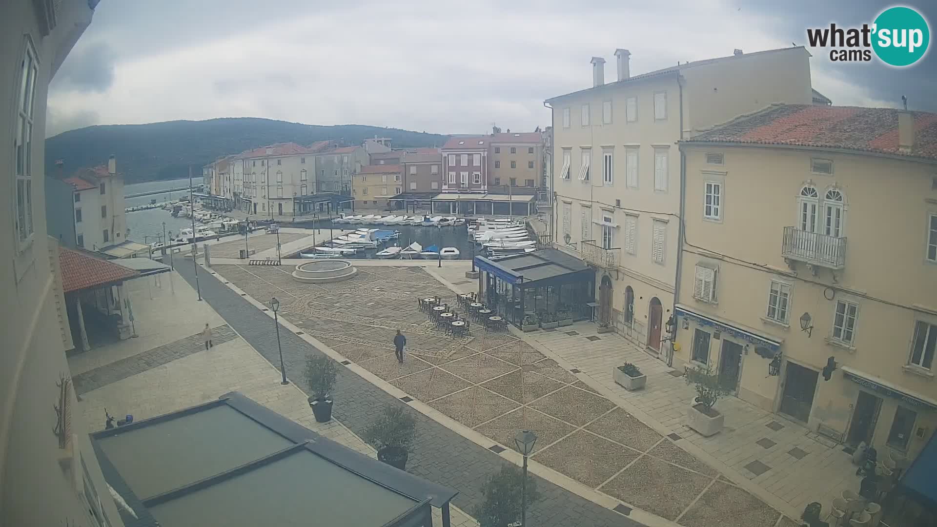 V ŽIVO spletna kamera Cres mesto – glavni trg in “mandrač” – otok Cres – Hrvaška