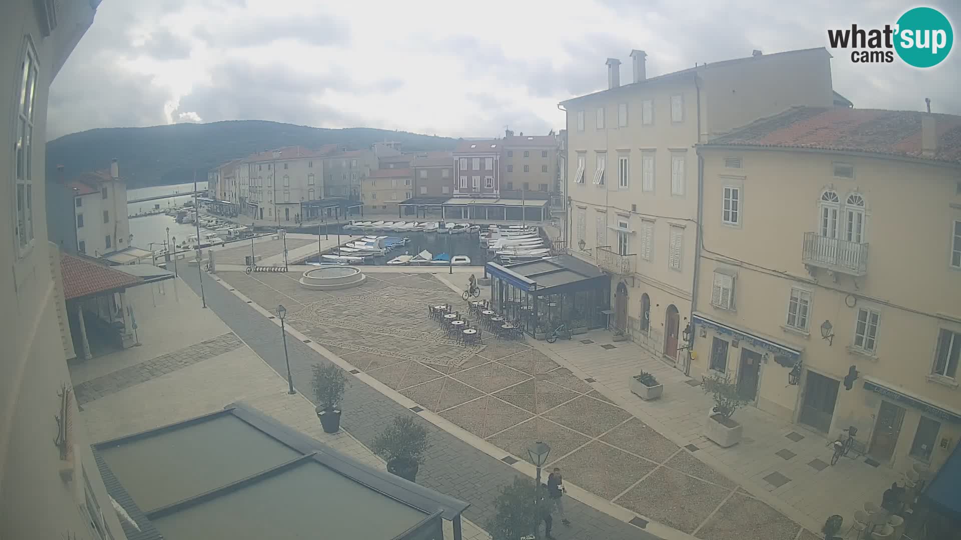 Web kamera Grad Cres – glavni trg i “mandrač” – otok Cres