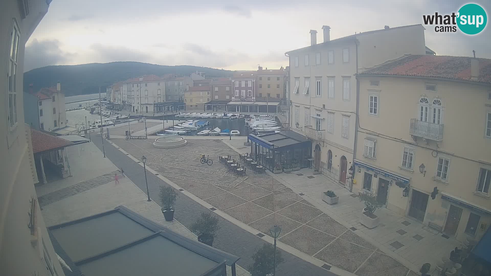 Web kamera Grad Cres – glavni trg i “mandrač” – otok Cres