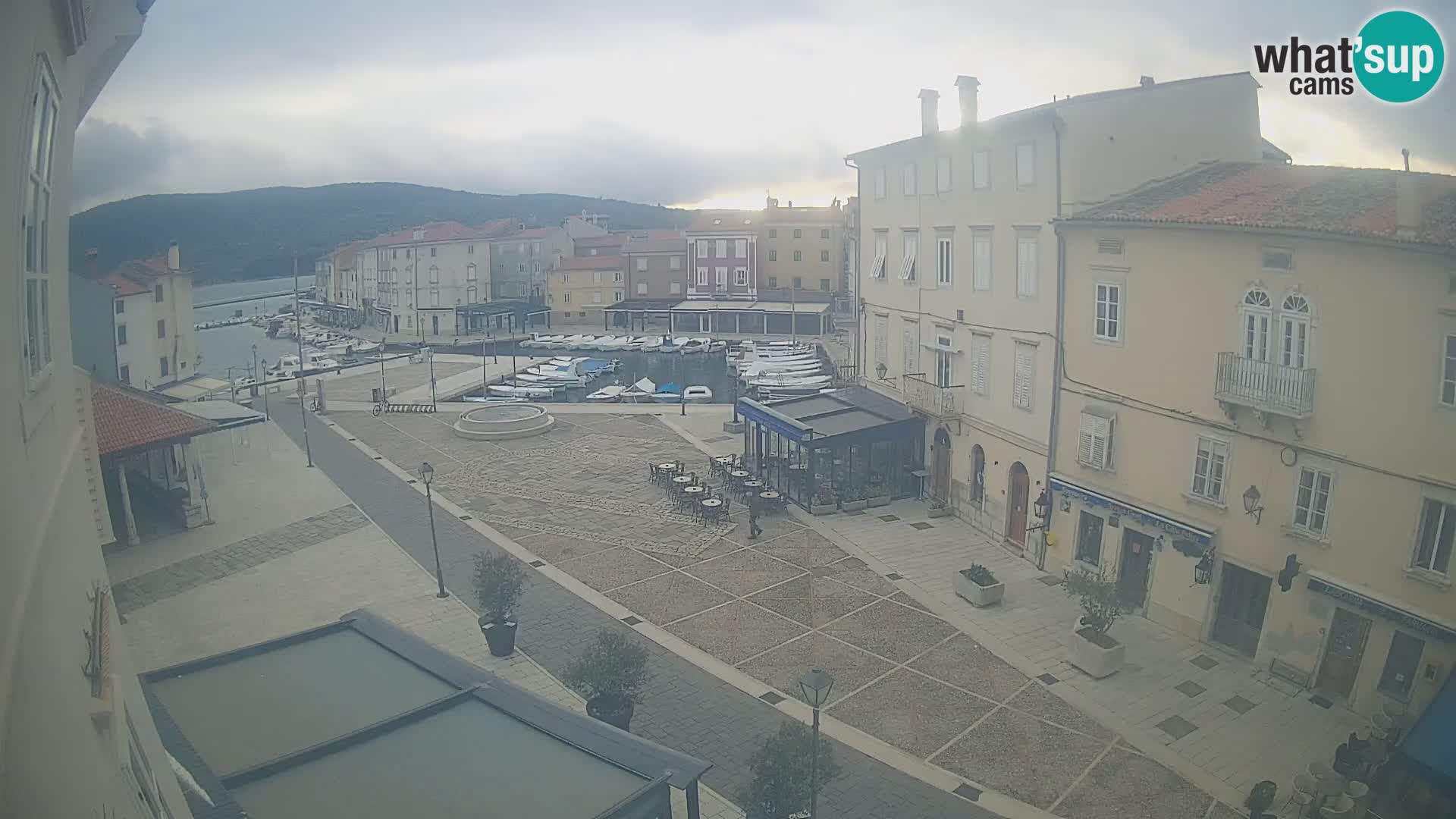 V ŽIVO spletna kamera Cres mesto – glavni trg in “mandrač” – otok Cres – Hrvaška