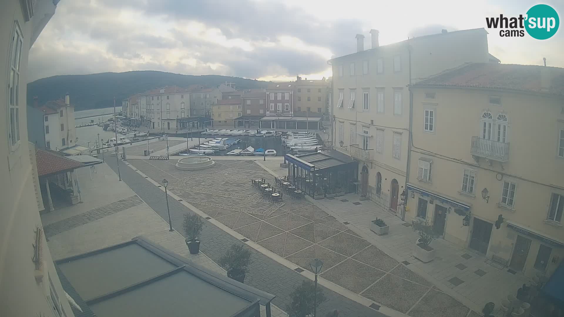 V ŽIVO spletna kamera Cres mesto – glavni trg in “mandrač” – otok Cres – Hrvaška