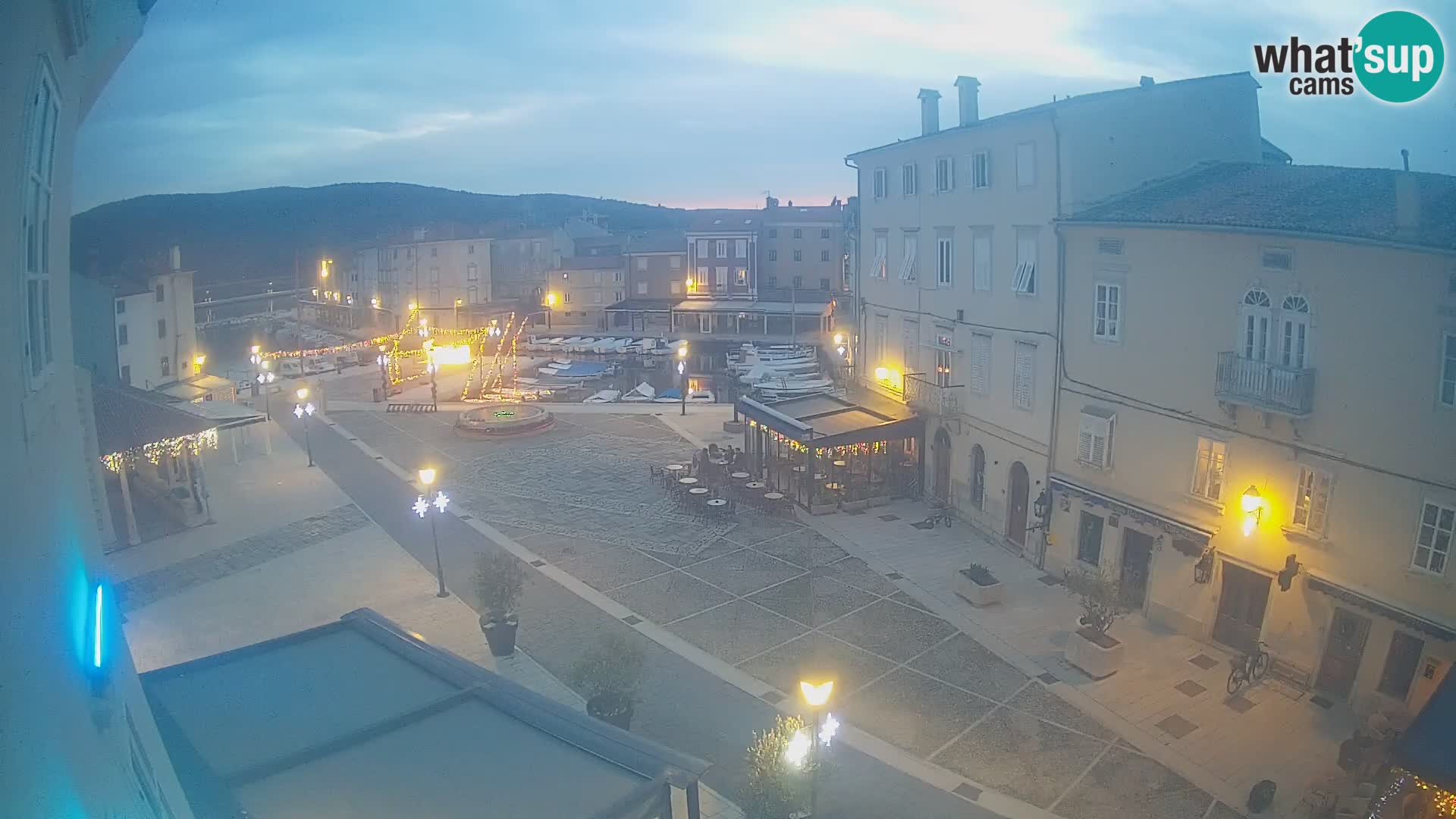 LIVE cam Cres city – place principale et “mandrač” – île de Cres – Croatie
