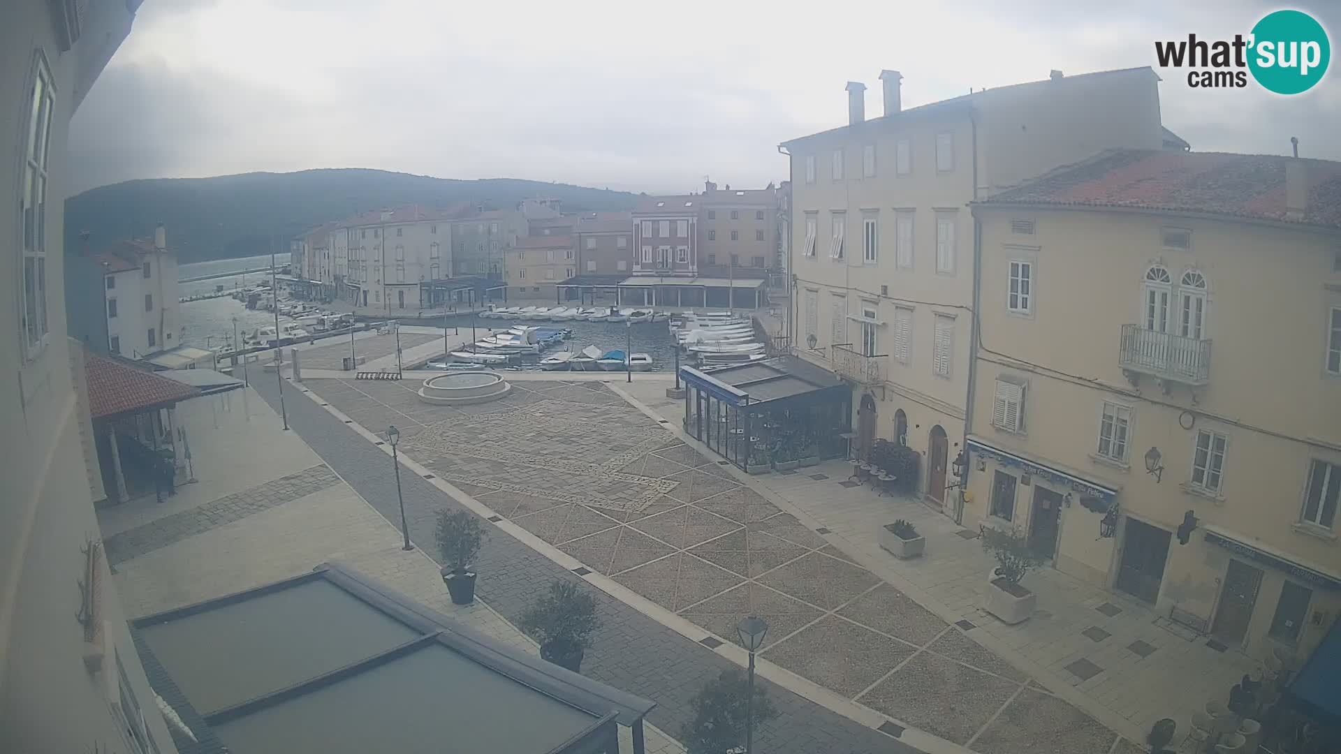 Web kamera Grad Cres – glavni trg i “mandrač” – otok Cres