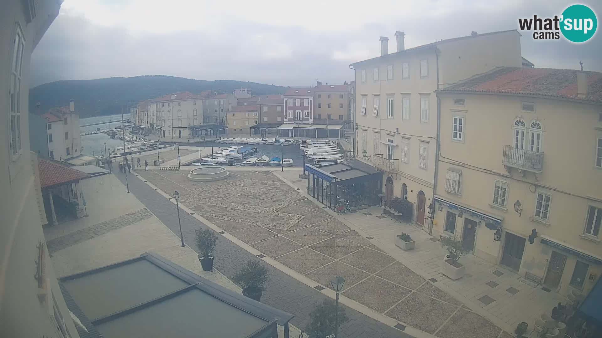 LIVE cam Cres city – place principale et “mandrač” – île de Cres – Croatie
