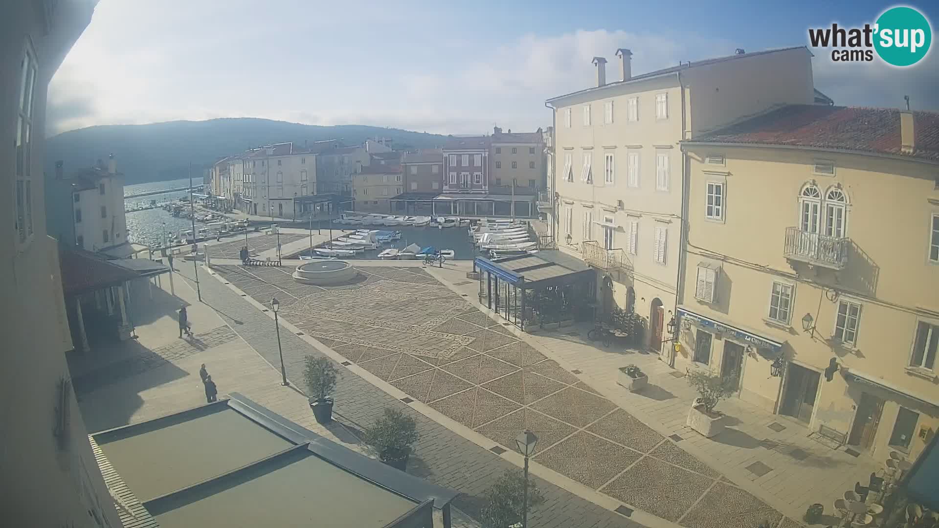 Web kamera Grad Cres – glavni trg i “mandrač” – otok Cres