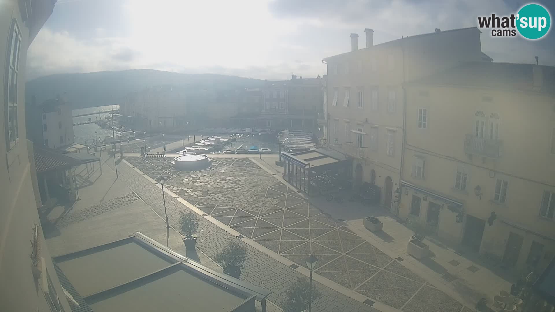 Kamera v ŽIVO Cres mesto – glavni trg in “mandrač” – otok Cres – Hrvaška