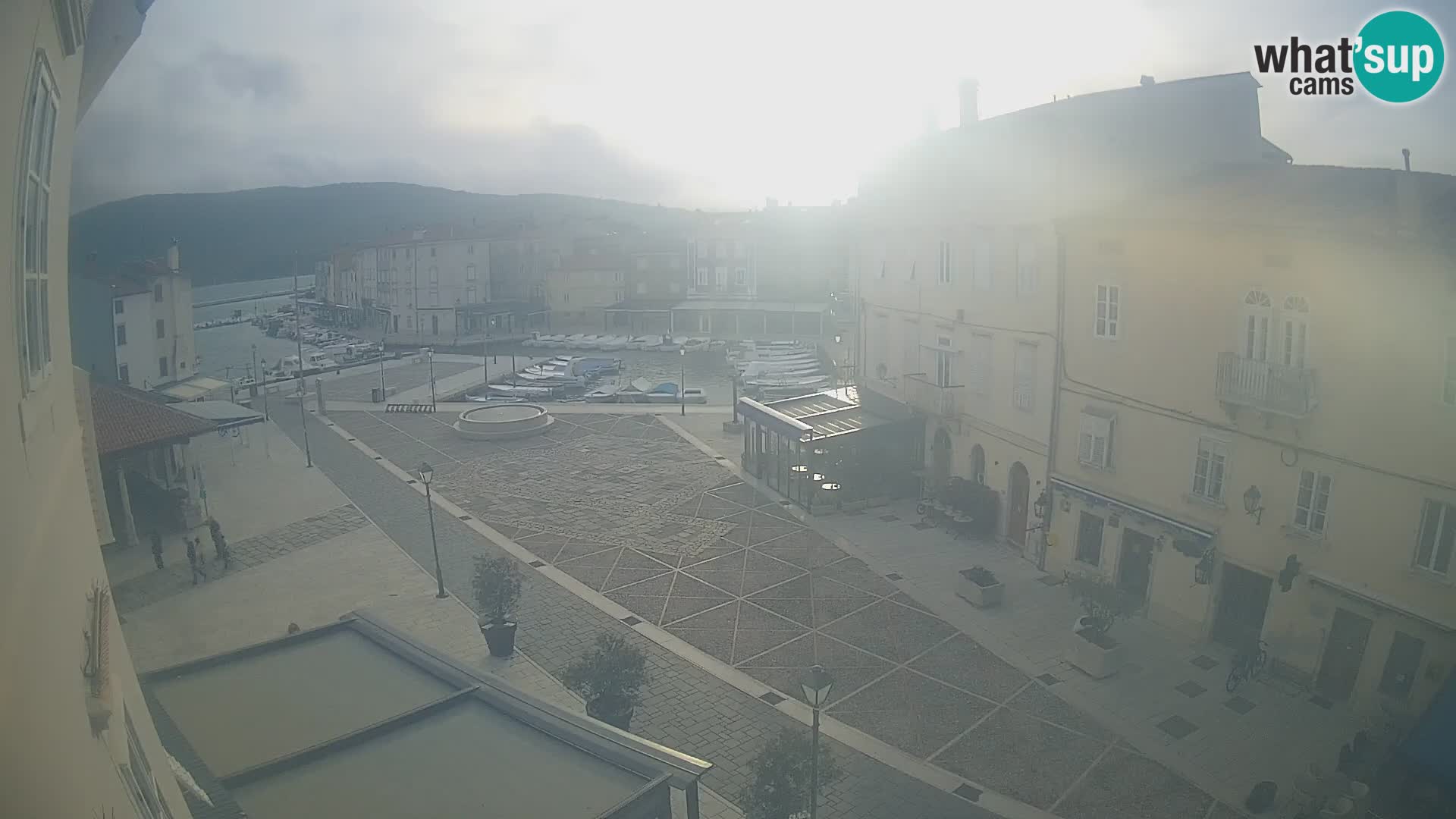LIVE cam Cres city – place principale et “mandrač” – île de Cres – Croatie
