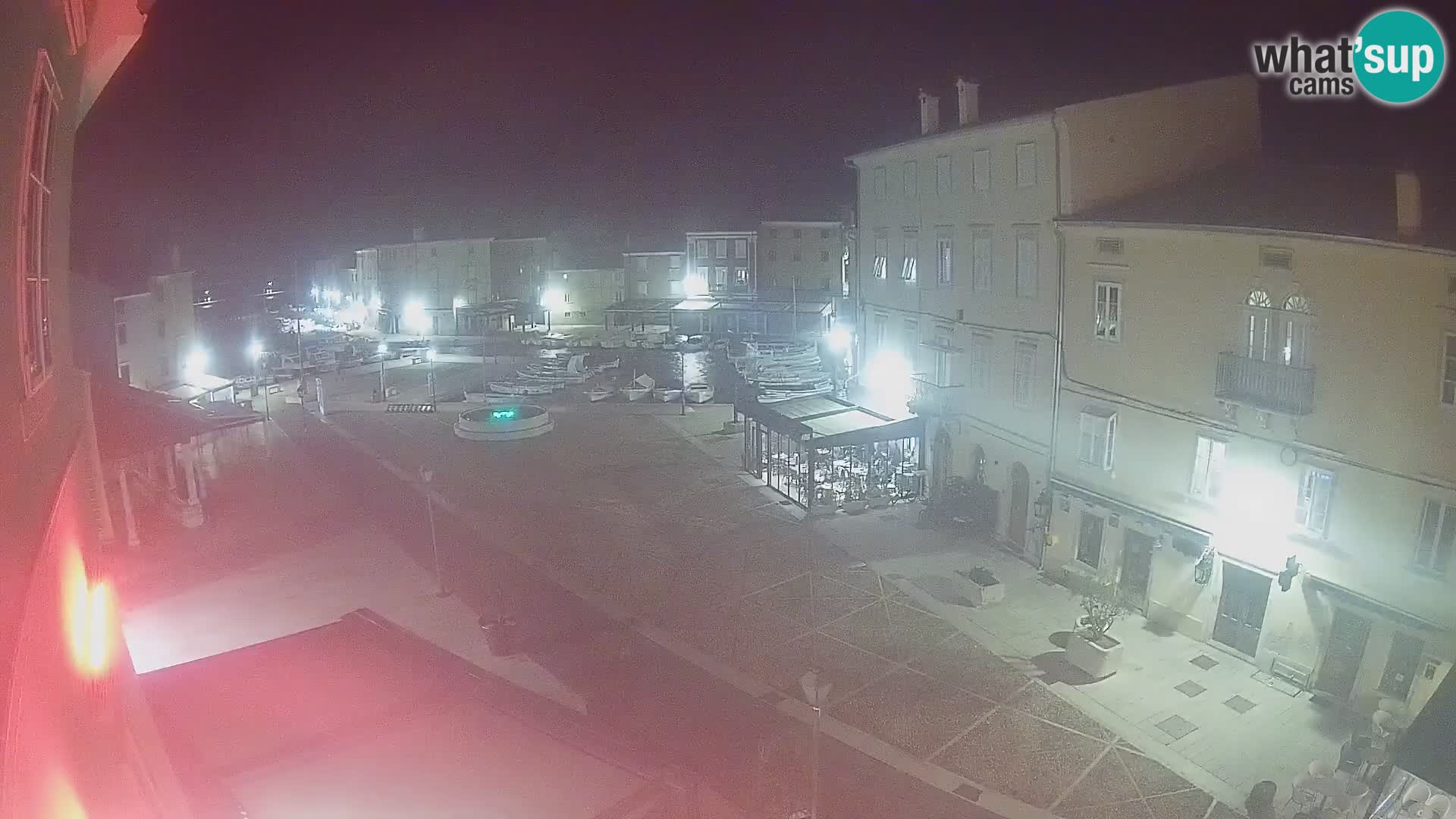 V ŽIVO spletna kamera Cres mesto – glavni trg in “mandrač” – otok Cres – Hrvaška