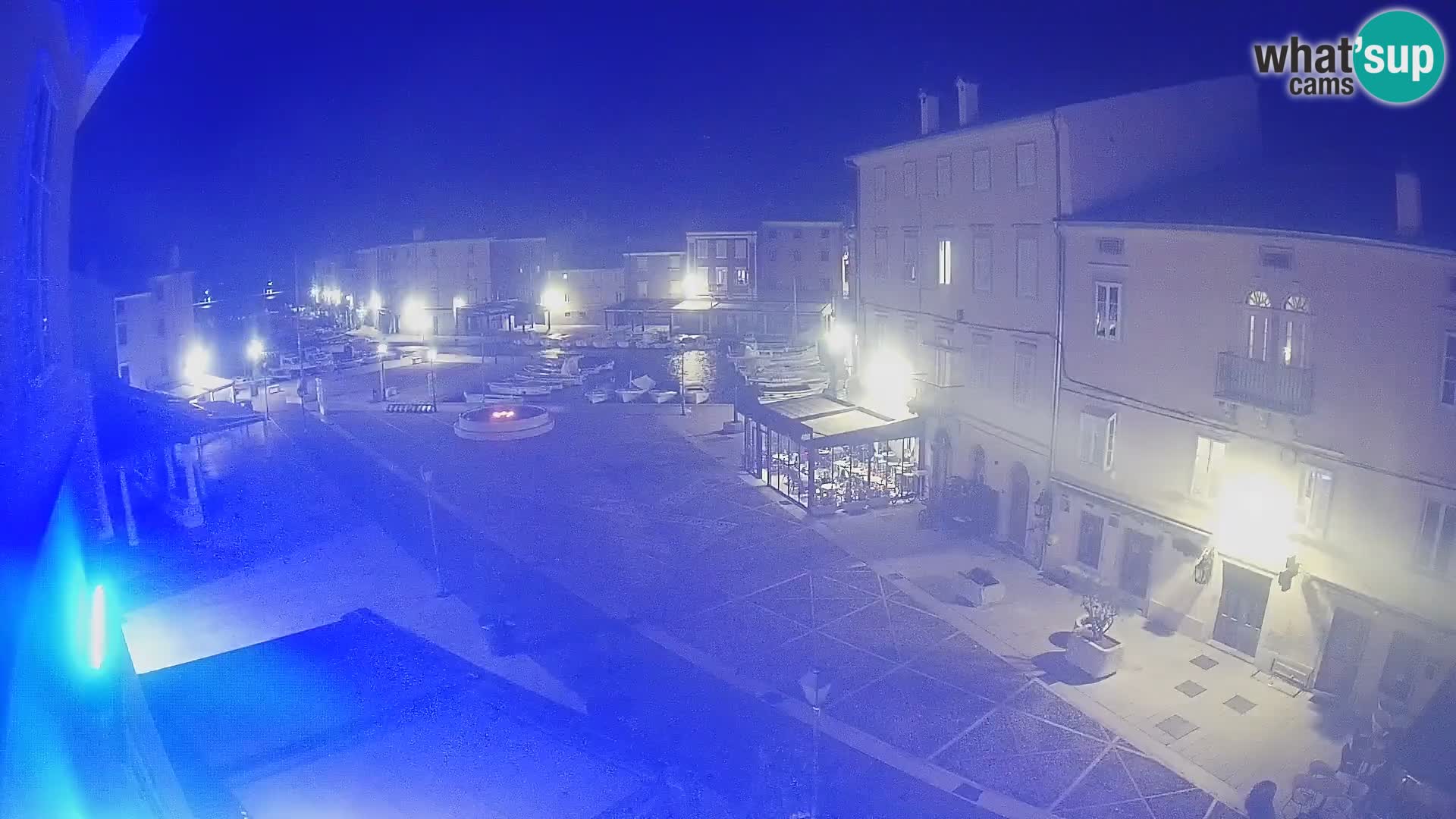 V ŽIVO spletna kamera Cres mesto – glavni trg in “mandrač” – otok Cres – Hrvaška