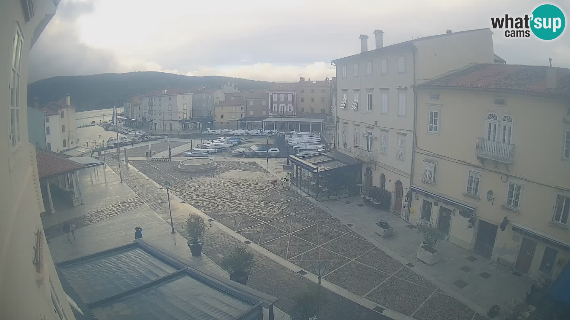 LIVE cam Cres city – place principale et “mandrač” – île de Cres – Croatie