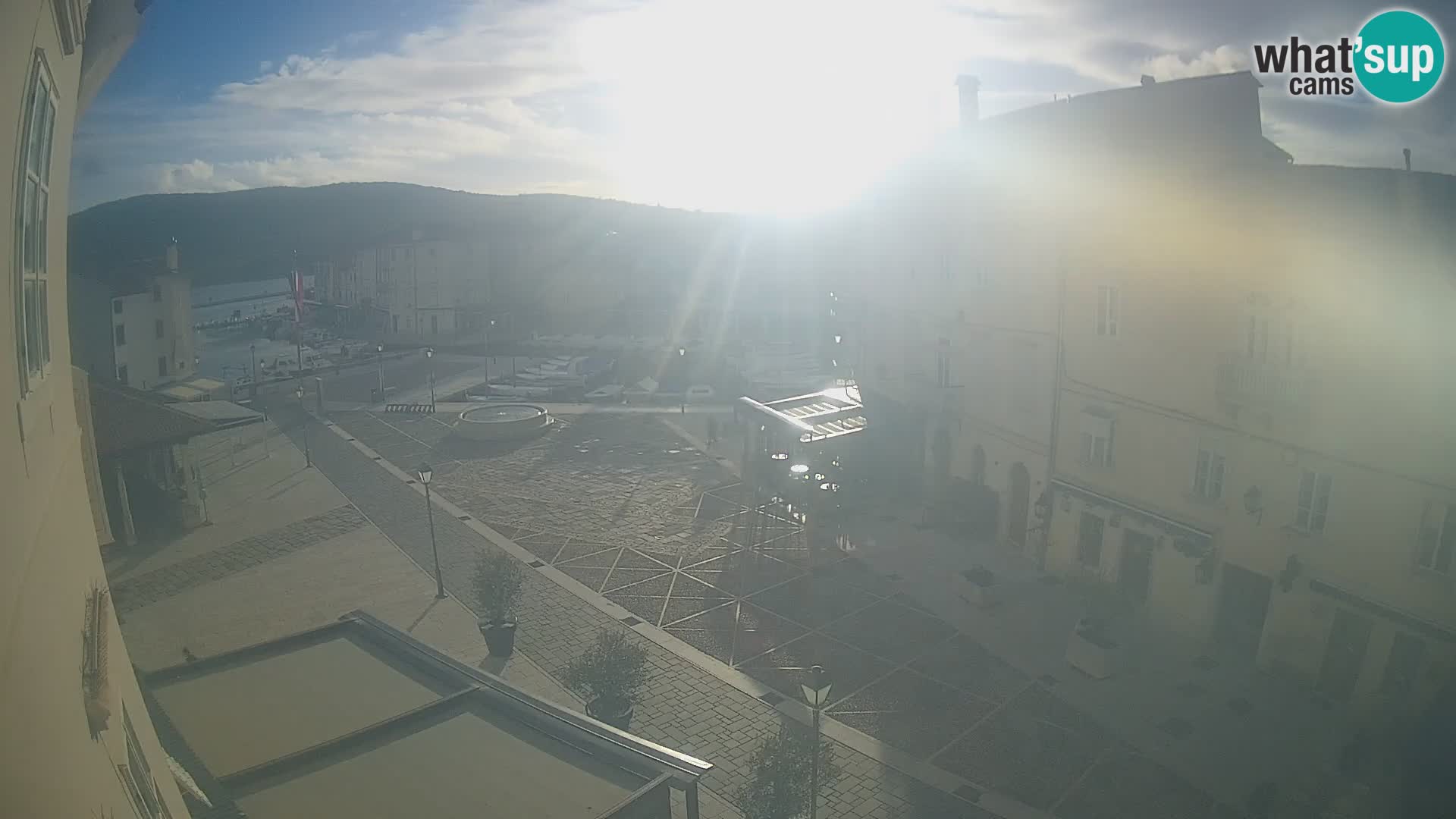 V ŽIVO spletna kamera Cres mesto – glavni trg in “mandrač” – otok Cres – Hrvaška