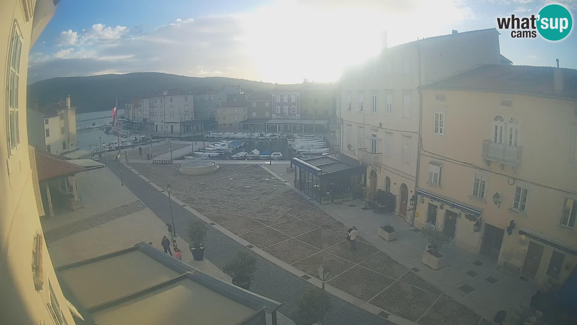 Web kamera Grad Cres – glavni trg i “mandrač” – otok Cres