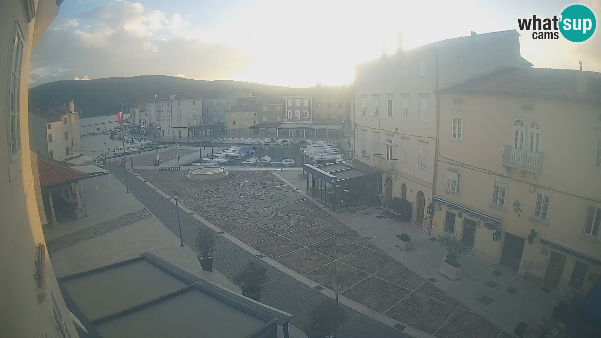 Web kamera Grad Cres – glavni trg i “mandrač” – otok Cres