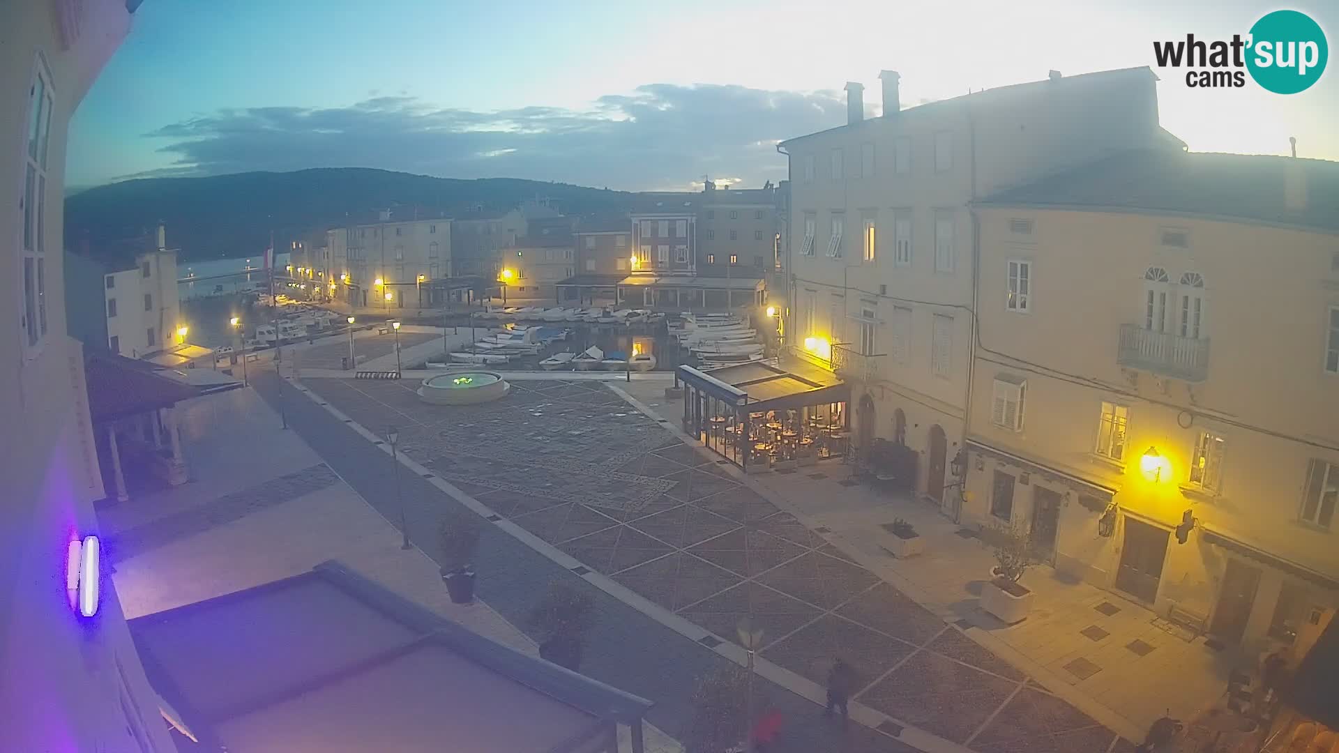 V ŽIVO spletna kamera Cres mesto – glavni trg in “mandrač” – otok Cres – Hrvaška