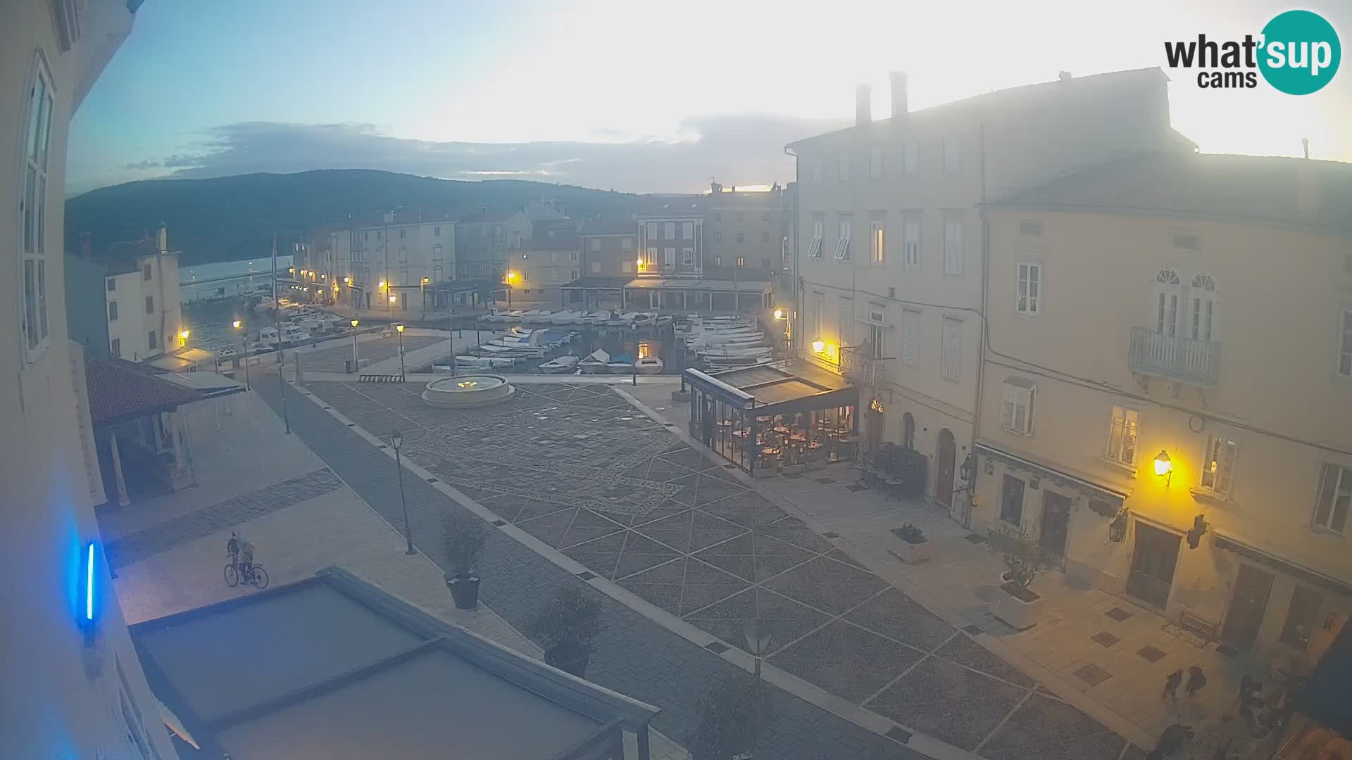 V ŽIVO spletna kamera Cres mesto – glavni trg in “mandrač” – otok Cres – Hrvaška