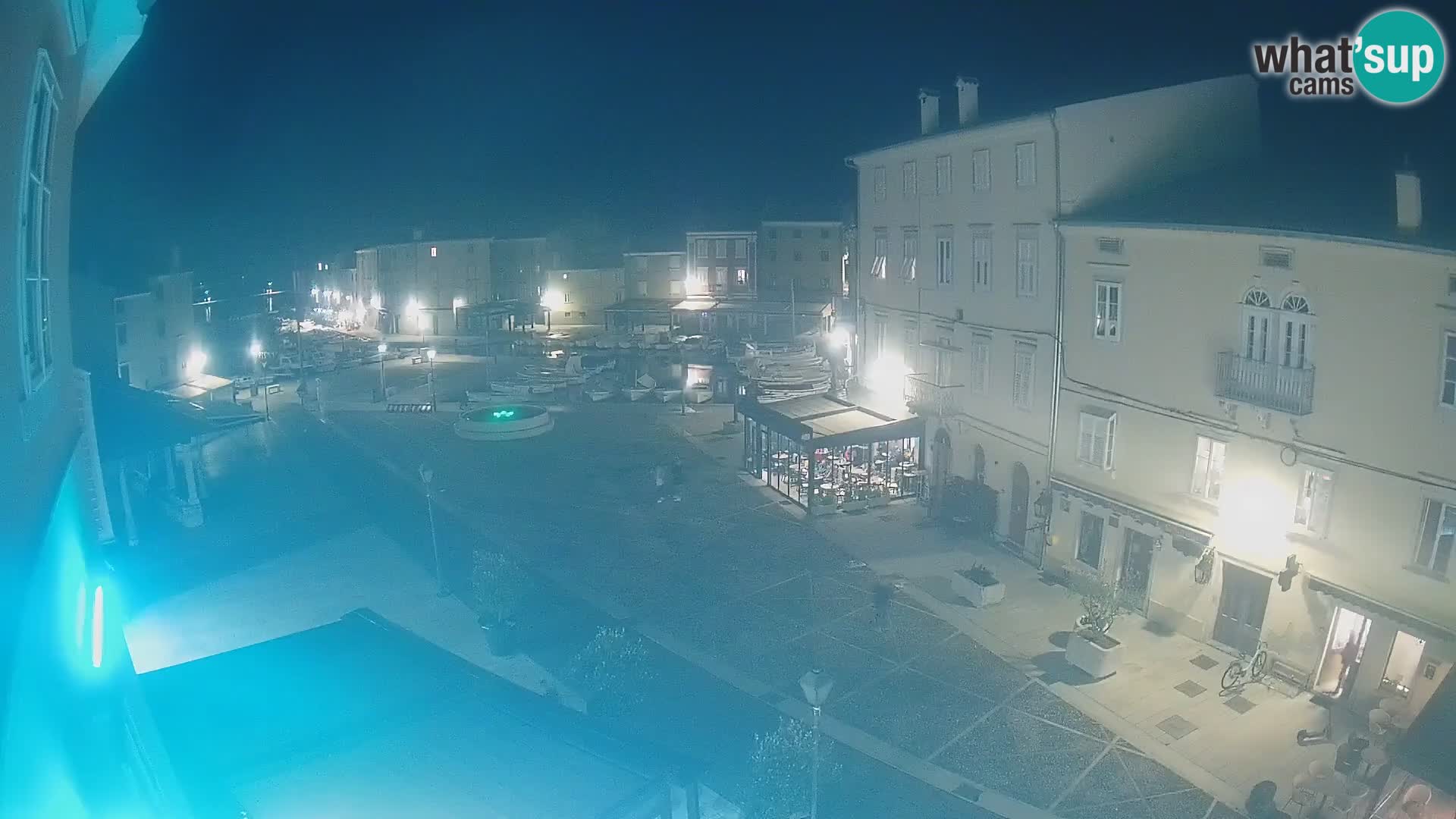 Web kamera Grad Cres – glavni trg i “mandrač” – otok Cres