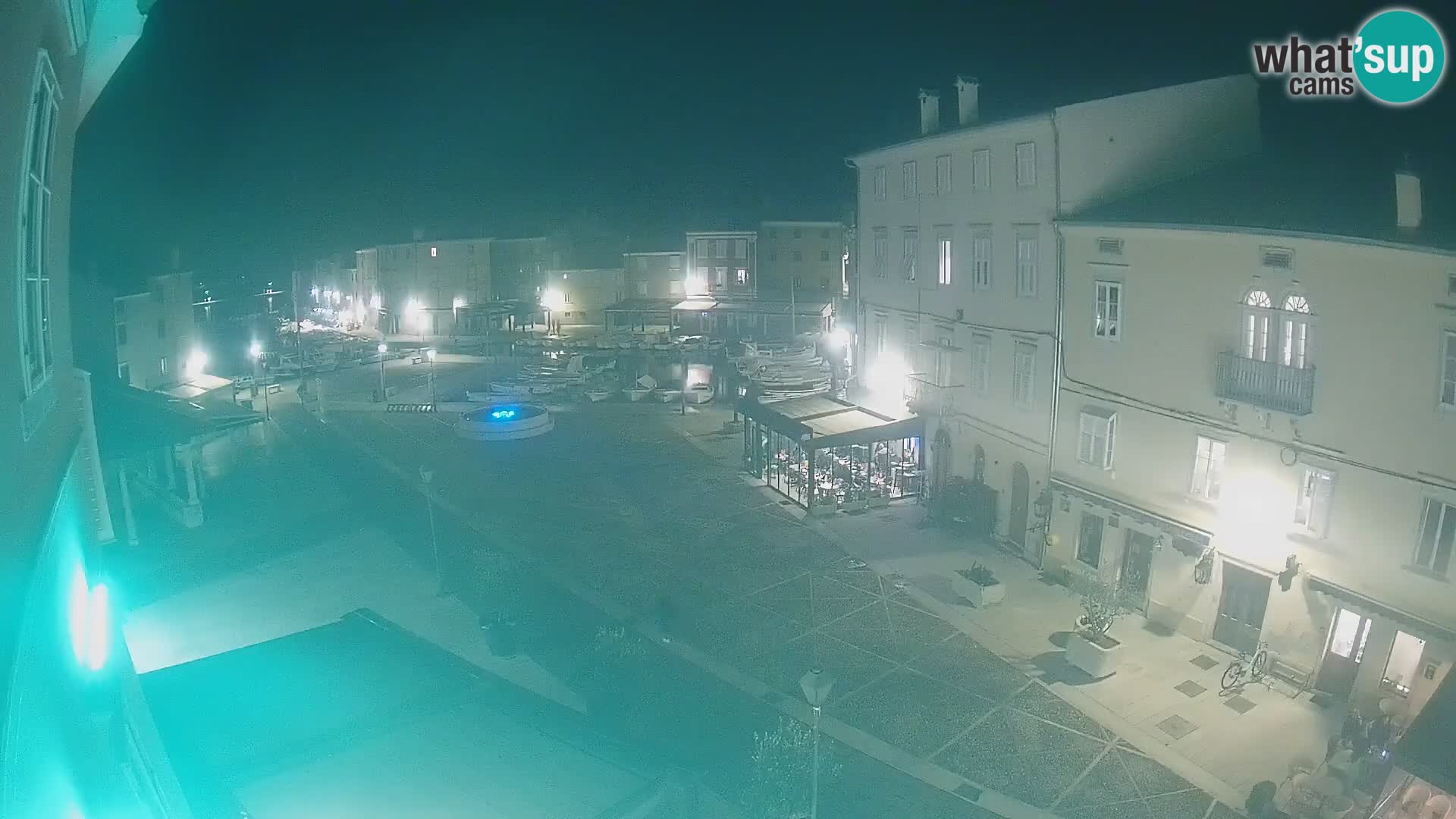 V ŽIVO spletna kamera Cres mesto – glavni trg in “mandrač” – otok Cres – Hrvaška