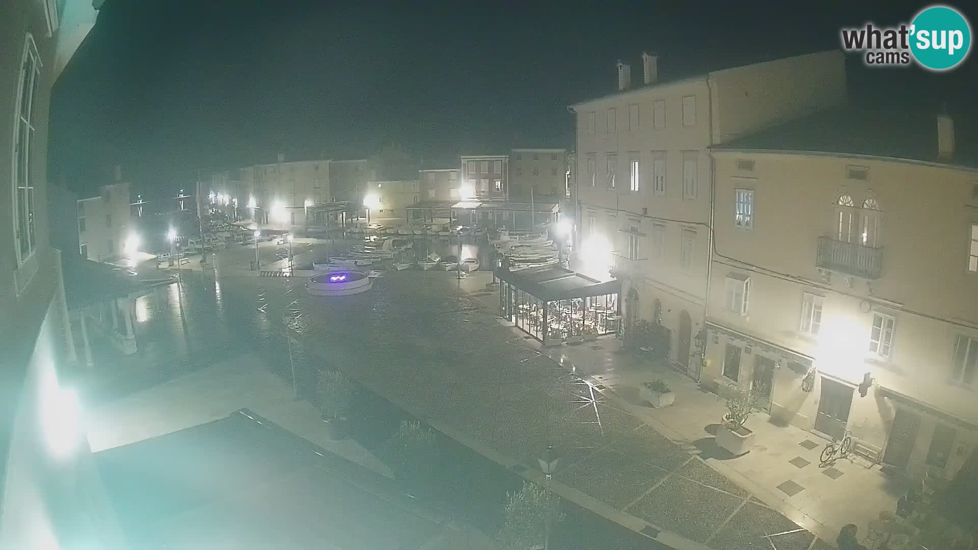 Kamera v ŽIVO Cres mesto – glavni trg in “mandrač” – otok Cres – Hrvaška