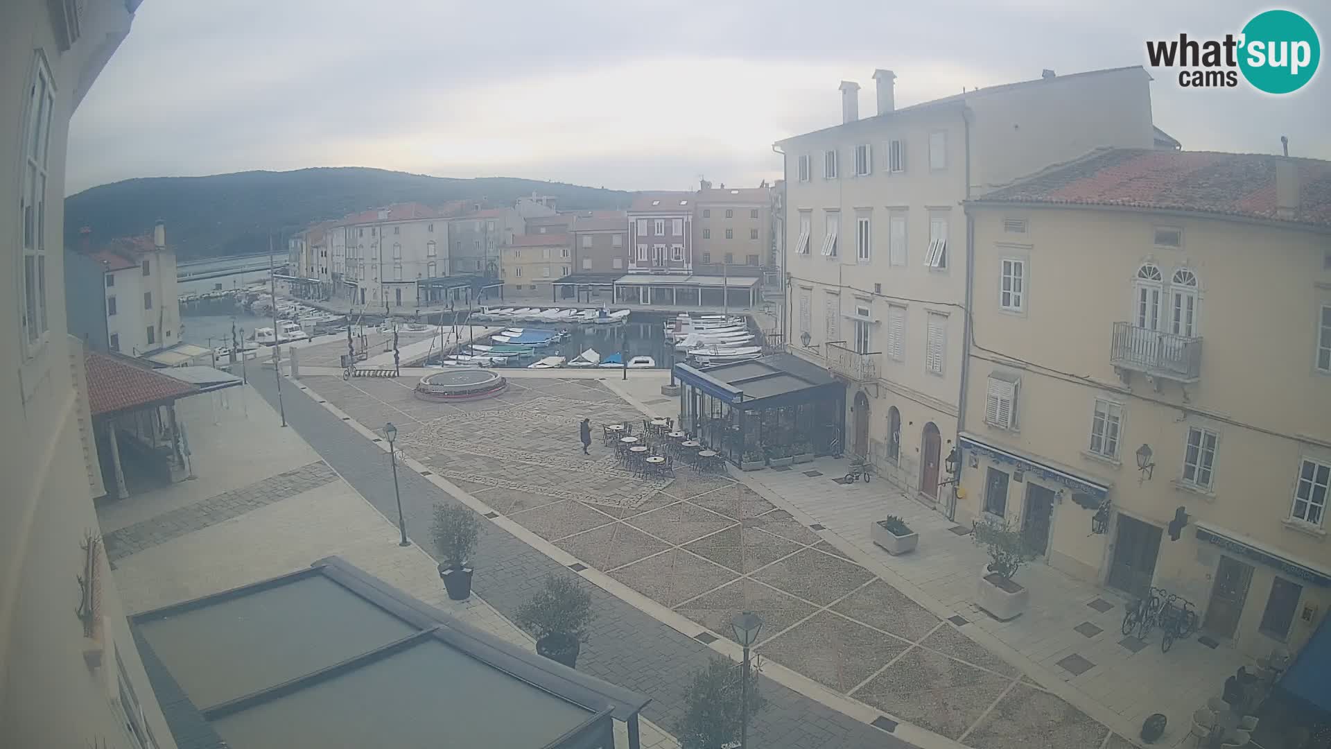 Web kamera Grad Cres – glavni trg i “mandrač” – otok Cres