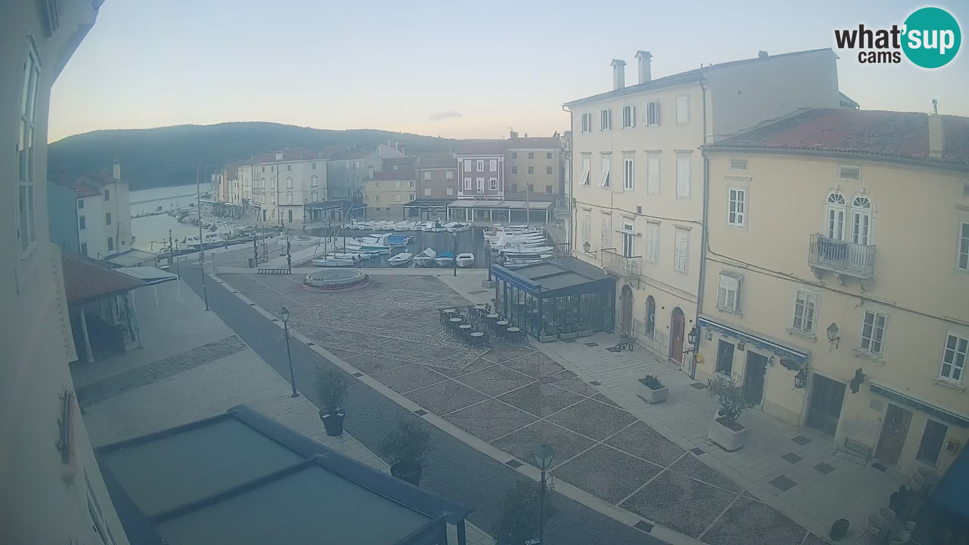 Web kamera Grad Cres – glavni trg i “mandrač” – otok Cres