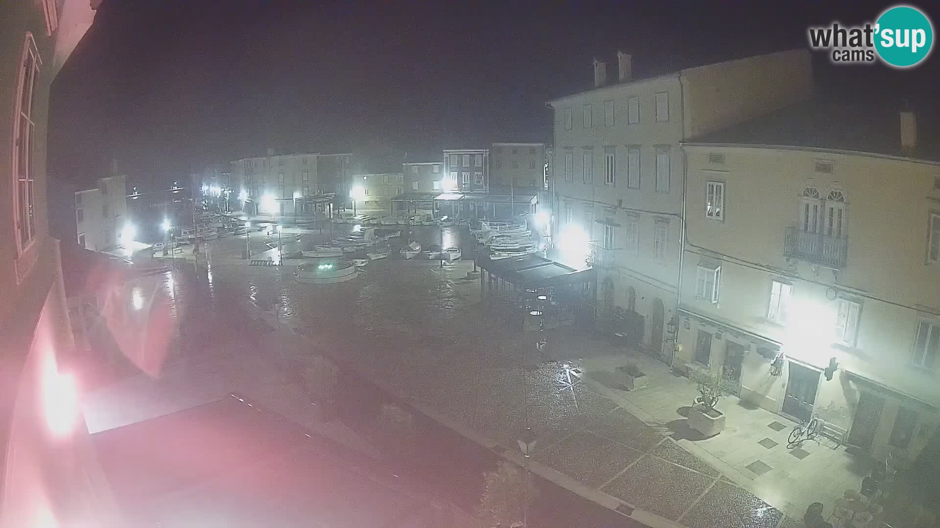 Web kamera Grad Cres – glavni trg i “mandrač” – otok Cres