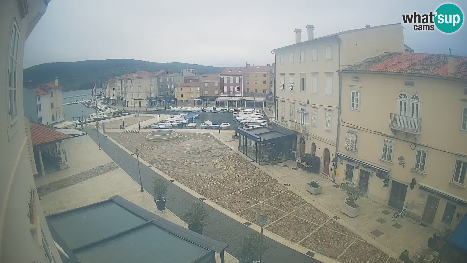 LIVE cam Cres city – place principale et “mandrač” – île de Cres – Croatie
