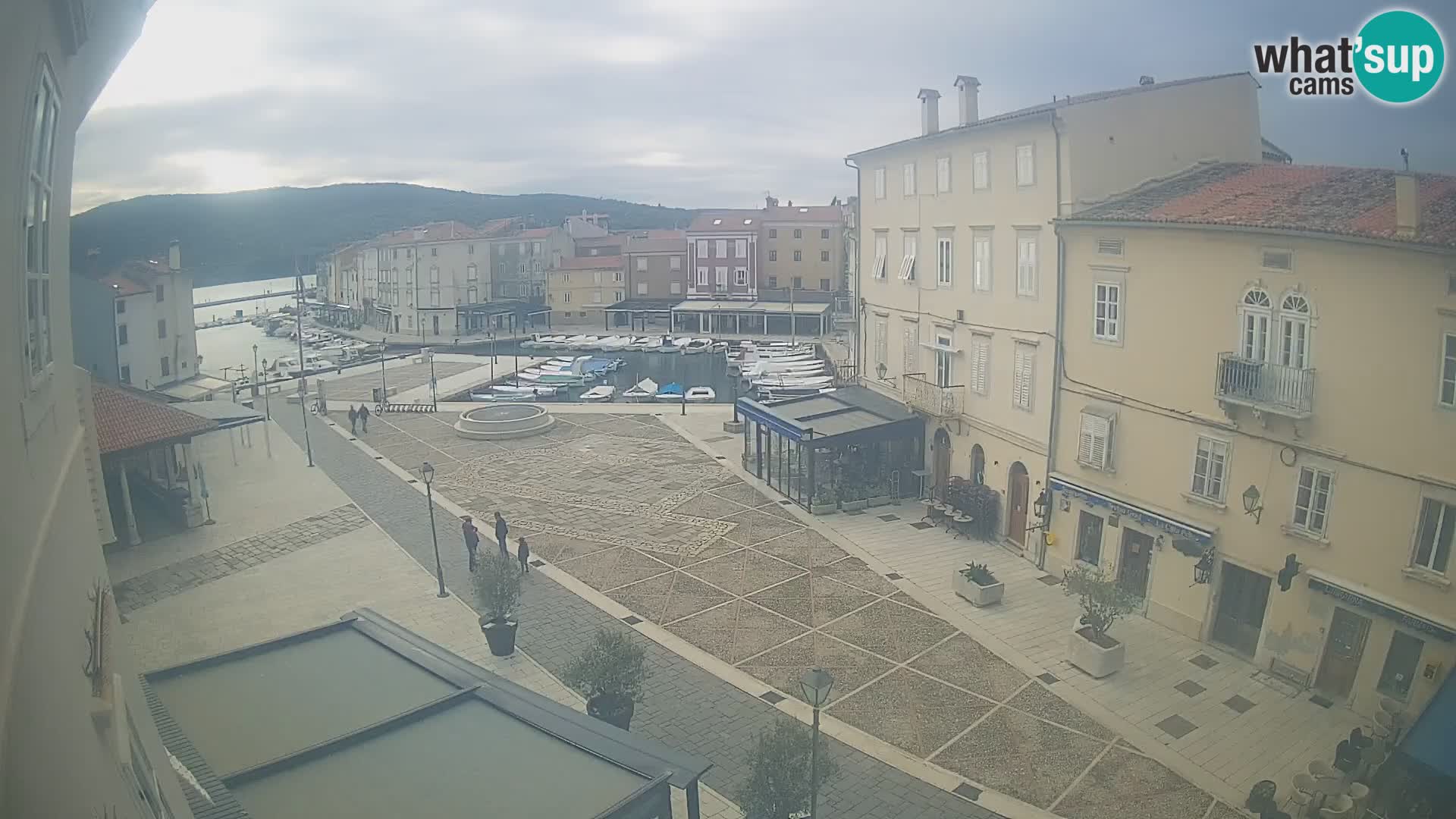 Kamera v ŽIVO Cres mesto – glavni trg in “mandrač” – otok Cres – Hrvaška