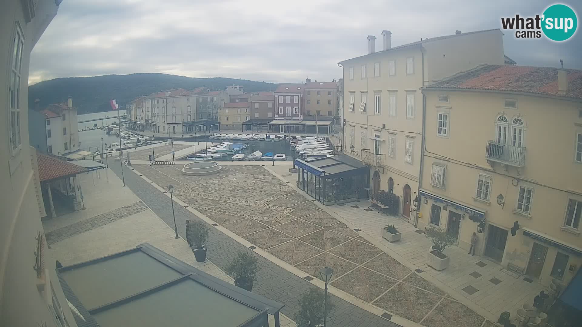 V ŽIVO spletna kamera Cres mesto – glavni trg in “mandrač” – otok Cres – Hrvaška