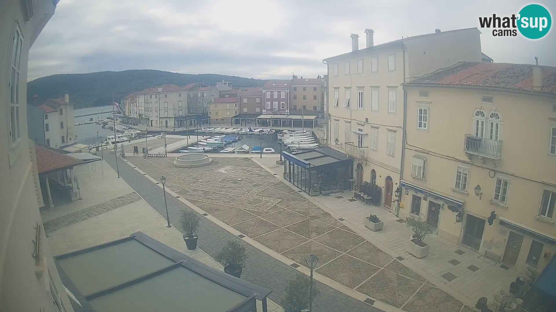 V ŽIVO spletna kamera Cres mesto – glavni trg in “mandrač” – otok Cres – Hrvaška