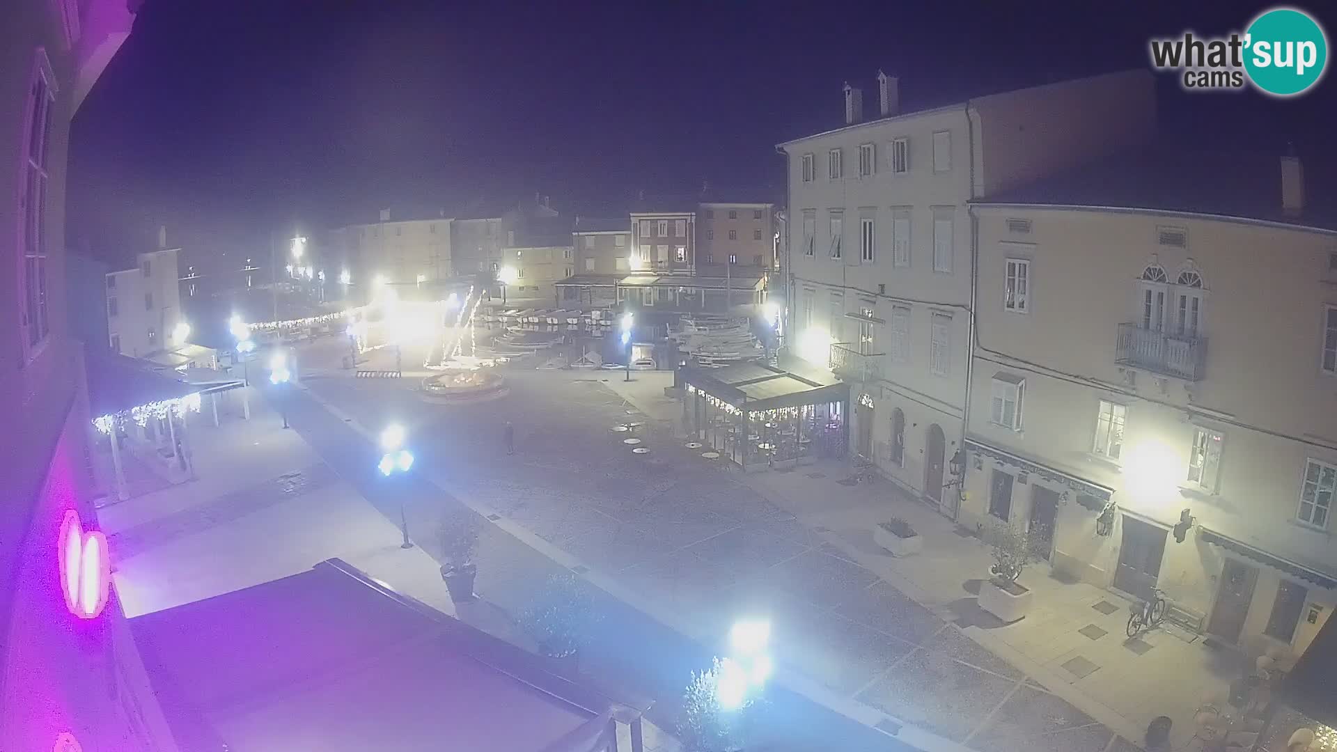 V ŽIVO spletna kamera Cres mesto – glavni trg in “mandrač” – otok Cres – Hrvaška