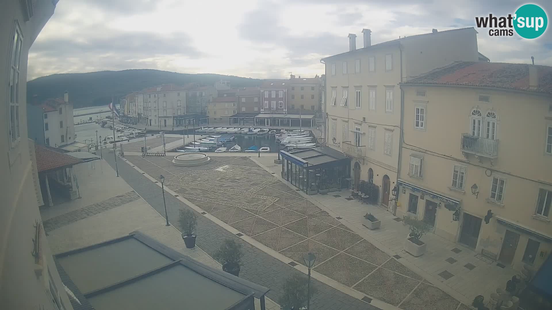 Cámara en vivo ciudad de Cres – plaza principal y “mandrač” – isla de Cres – Croacia