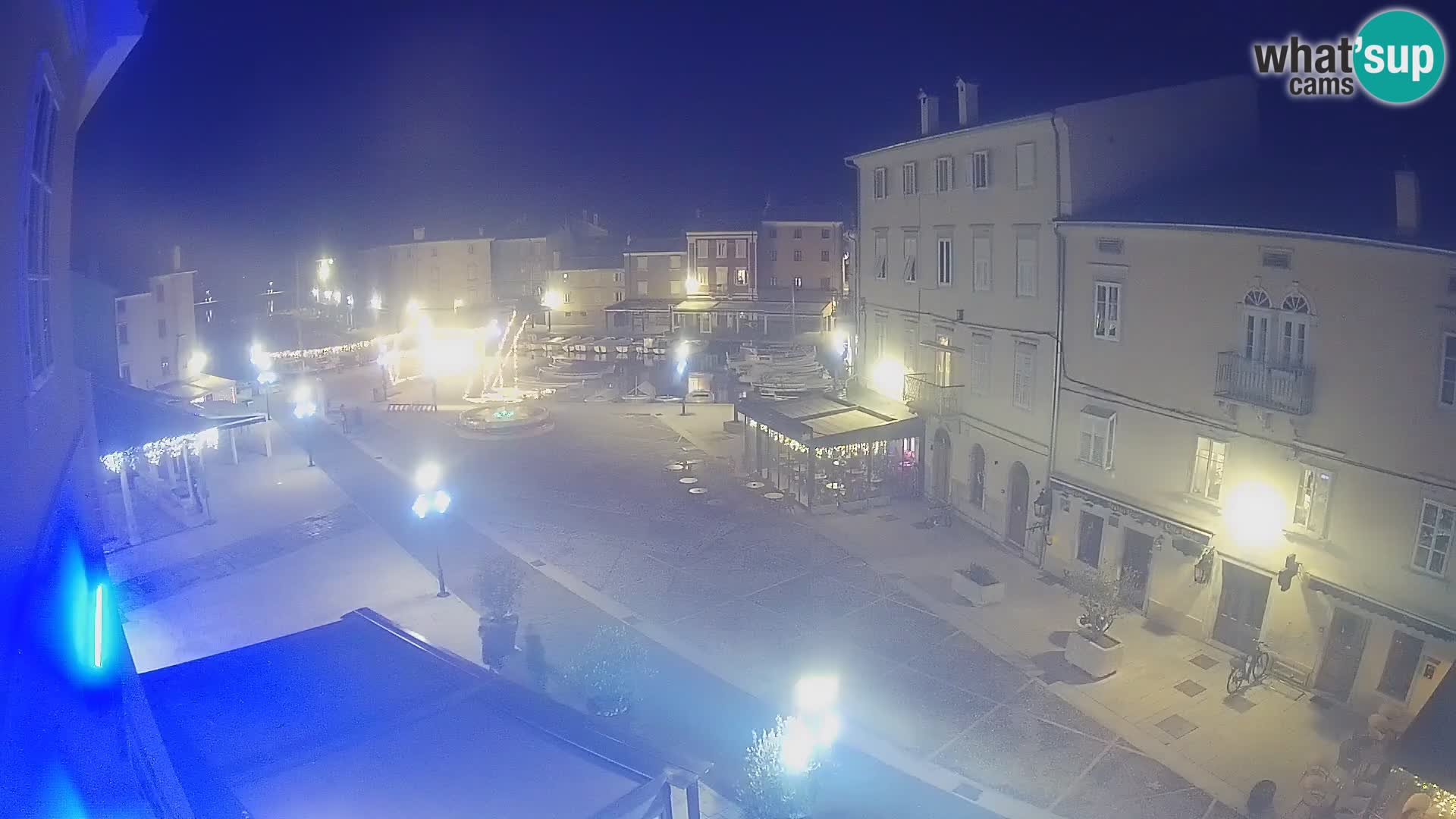 V ŽIVO spletna kamera Cres mesto – glavni trg in “mandrač” – otok Cres – Hrvaška