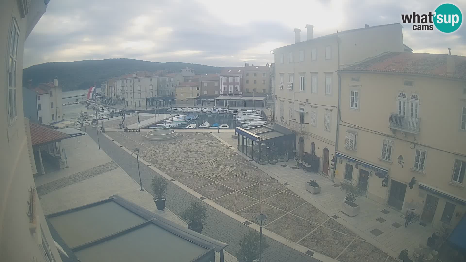 Cámara en vivo ciudad de Cres – plaza principal y “mandrač” – isla de Cres – Croacia