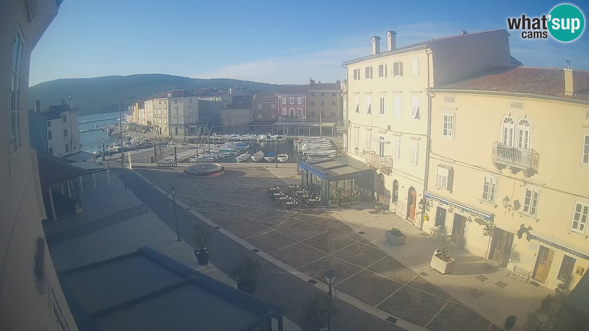 Web kamera Grad Cres – glavni trg i “mandrač” – otok Cres