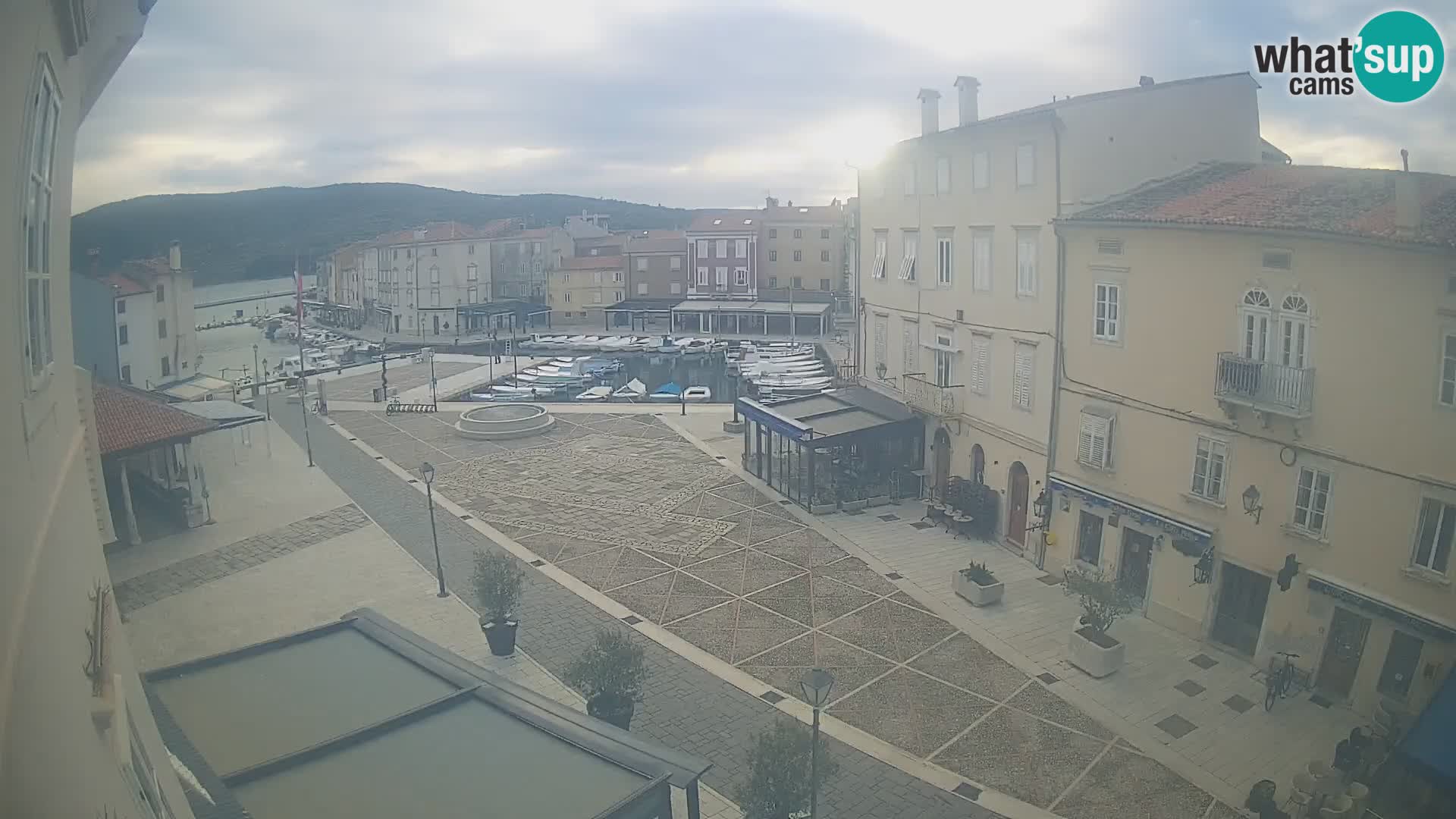 Cámara en vivo ciudad de Cres – plaza principal y “mandrač” – isla de Cres – Croacia