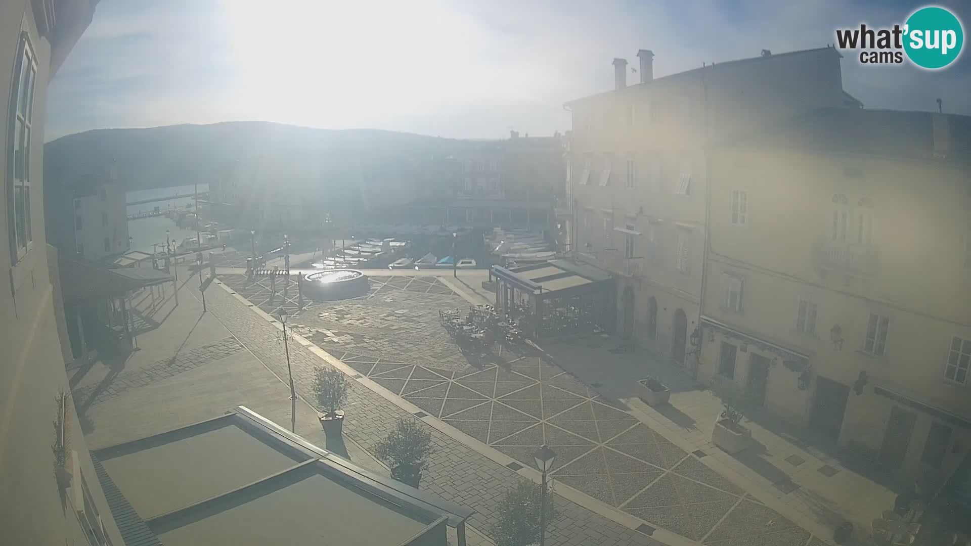 Kamera v ŽIVO Cres mesto – glavni trg in “mandrač” – otok Cres – Hrvaška