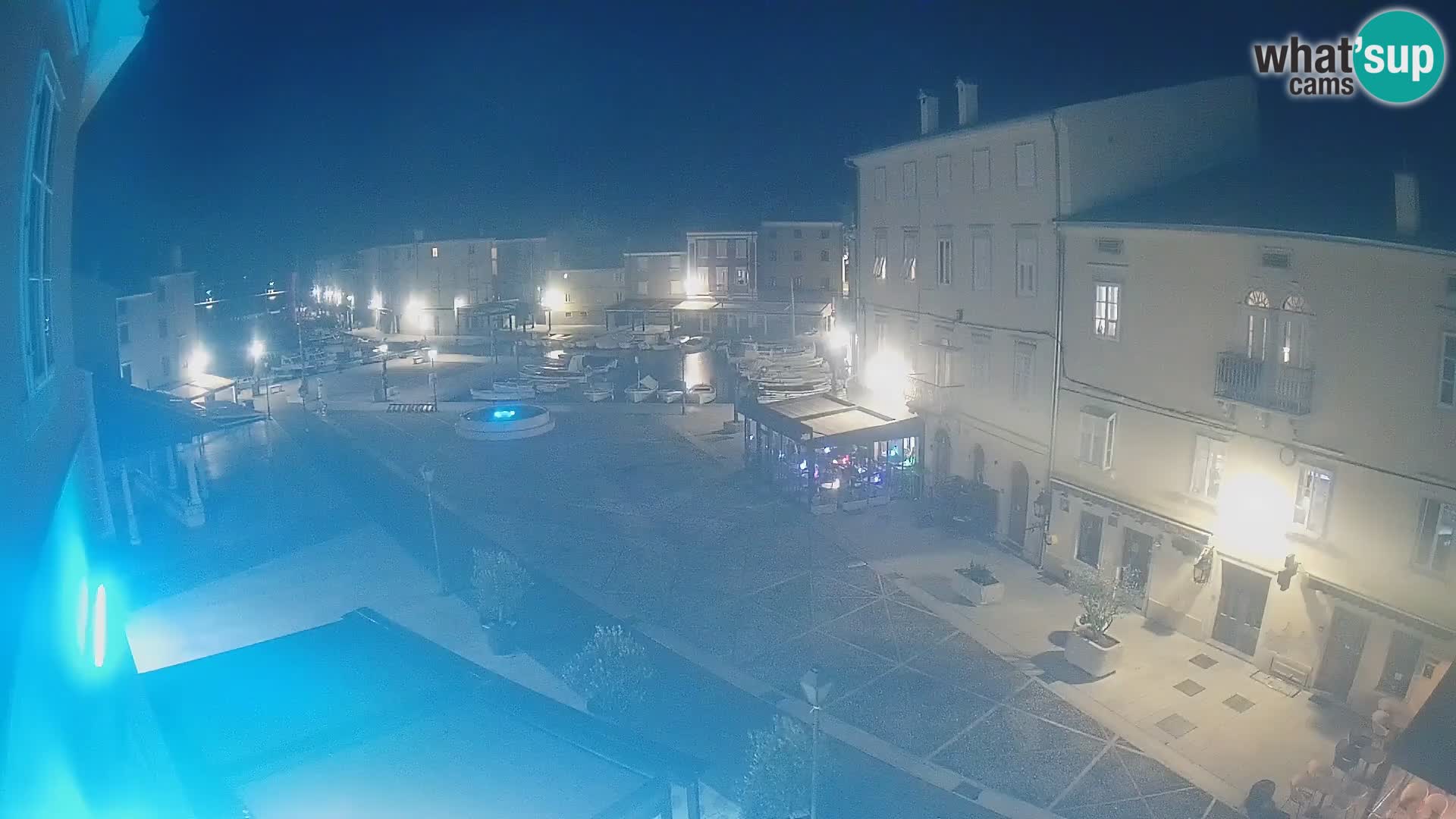 Web kamera Grad Cres – glavni trg i “mandrač” – otok Cres