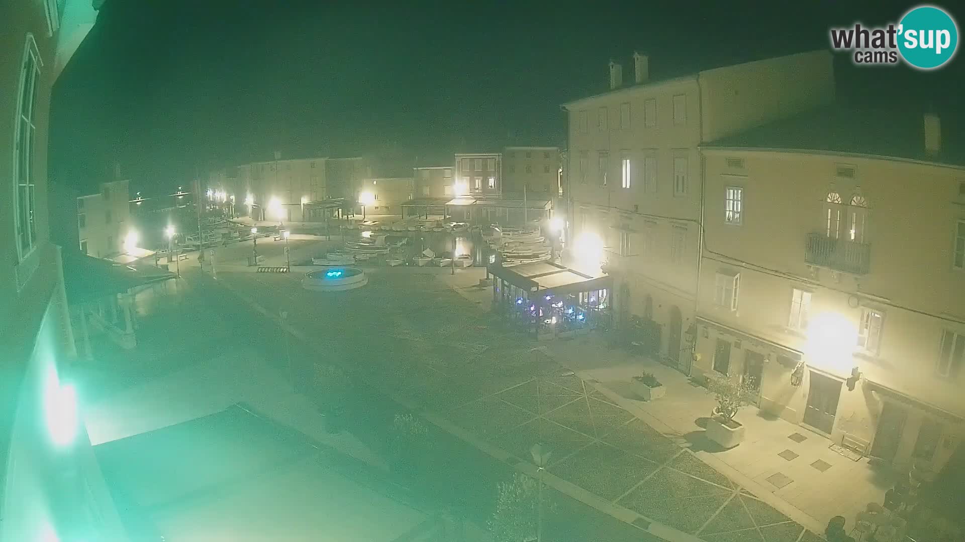 V ŽIVO spletna kamera Cres mesto – glavni trg in “mandrač” – otok Cres – Hrvaška