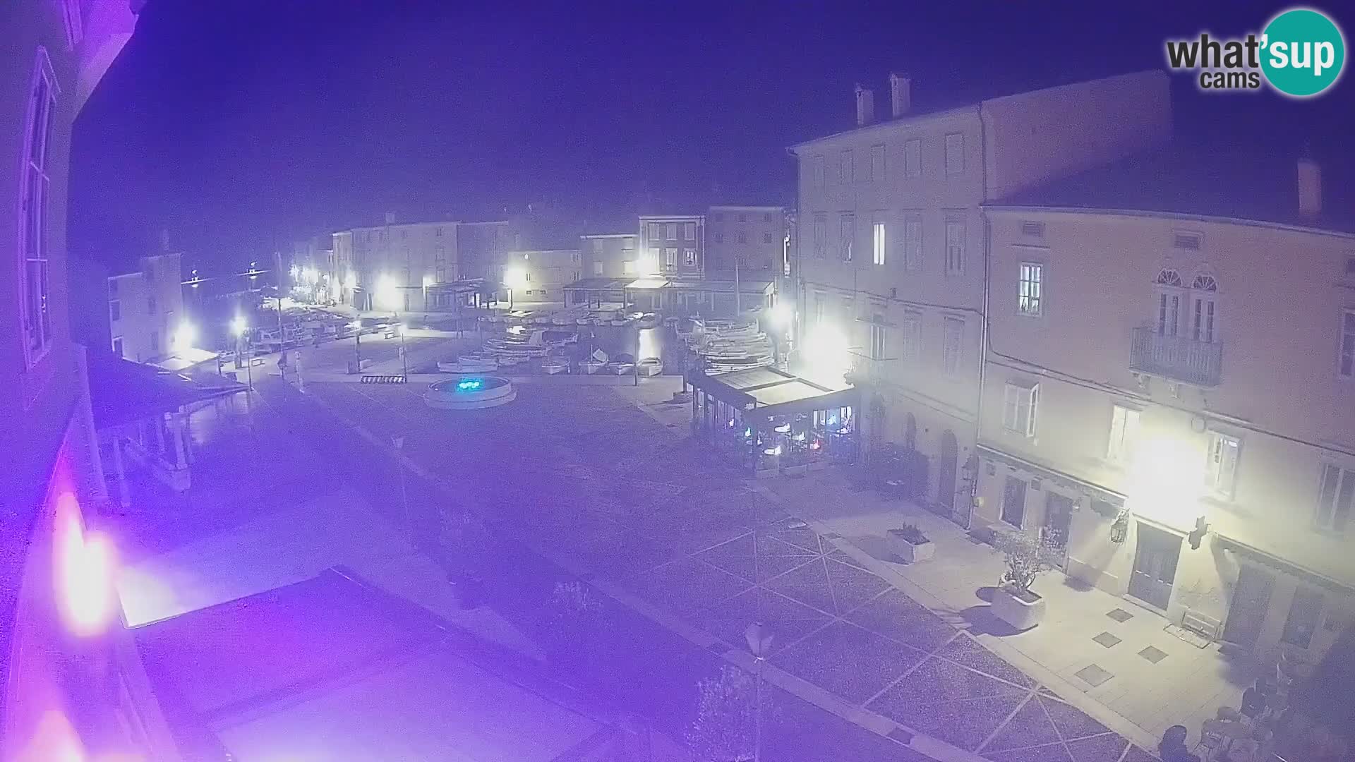 V ŽIVO spletna kamera Cres mesto – glavni trg in “mandrač” – otok Cres – Hrvaška