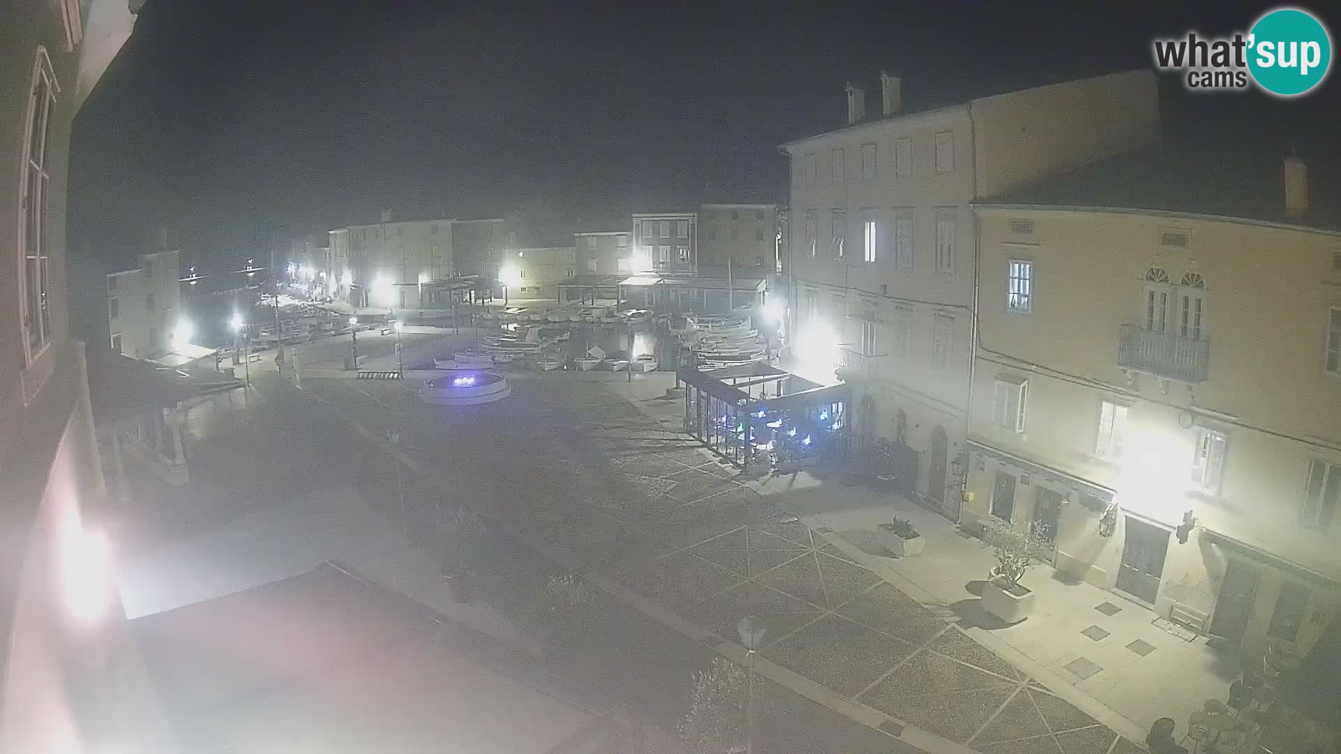 V ŽIVO spletna kamera Cres mesto – glavni trg in “mandrač” – otok Cres – Hrvaška