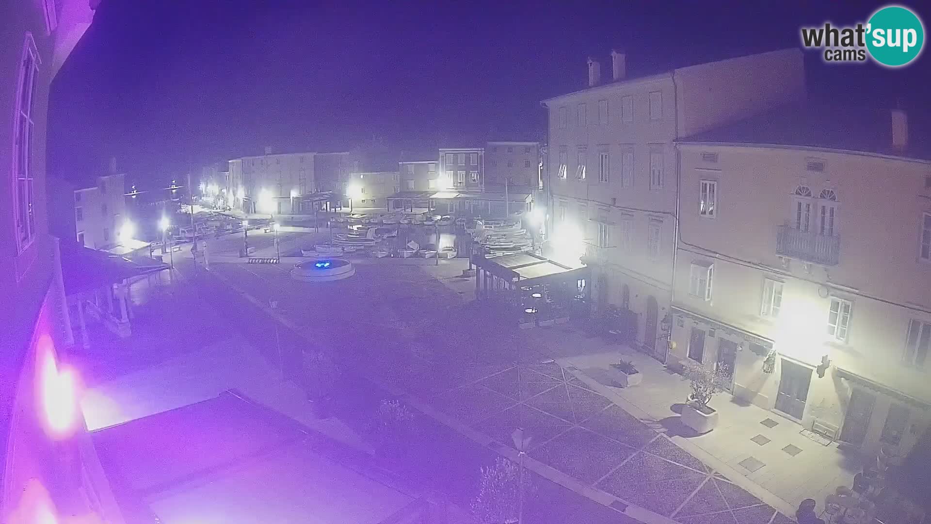 Web kamera Grad Cres – glavni trg i “mandrač” – otok Cres