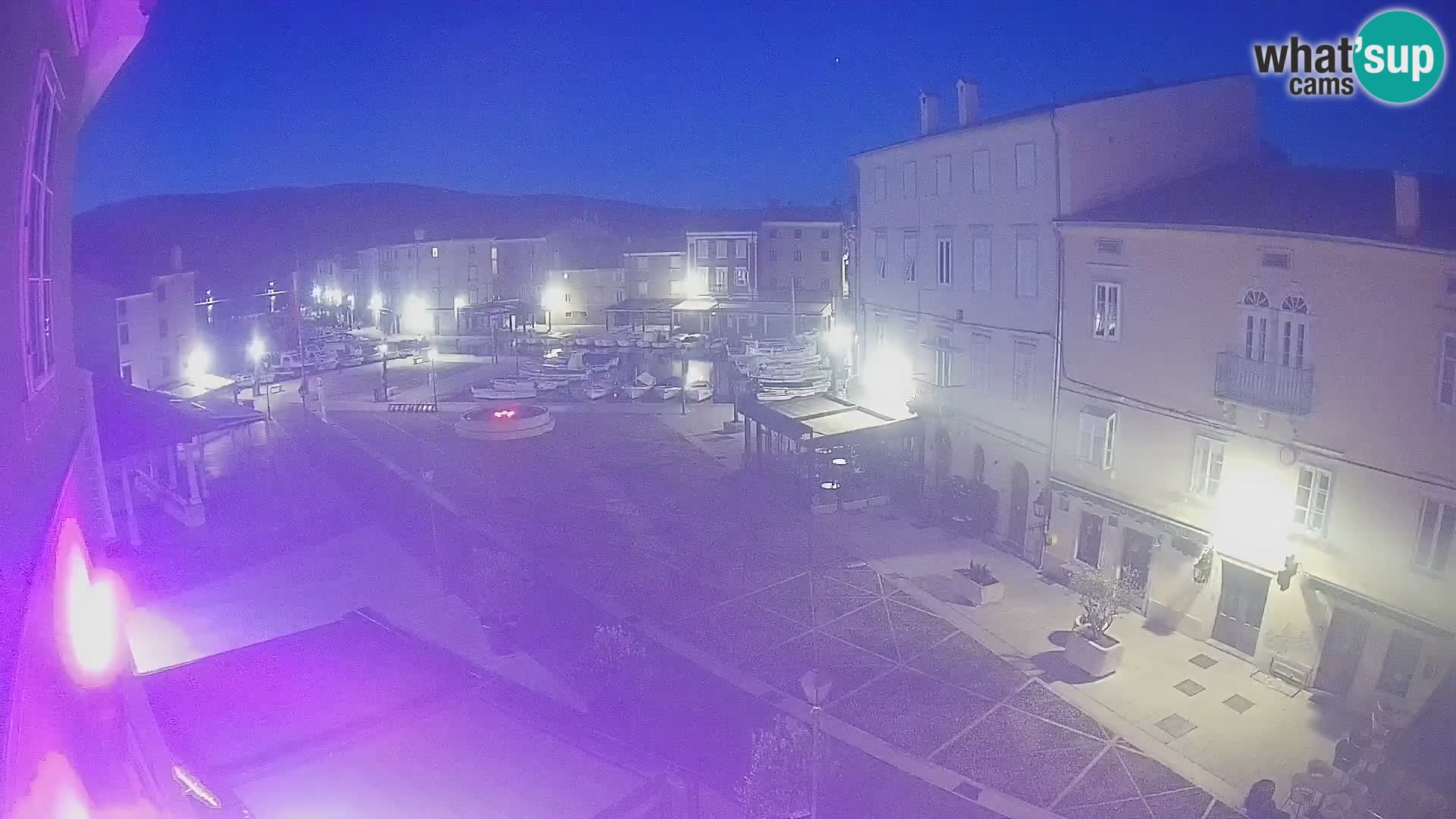 V ŽIVO spletna kamera Cres mesto – glavni trg in “mandrač” – otok Cres – Hrvaška