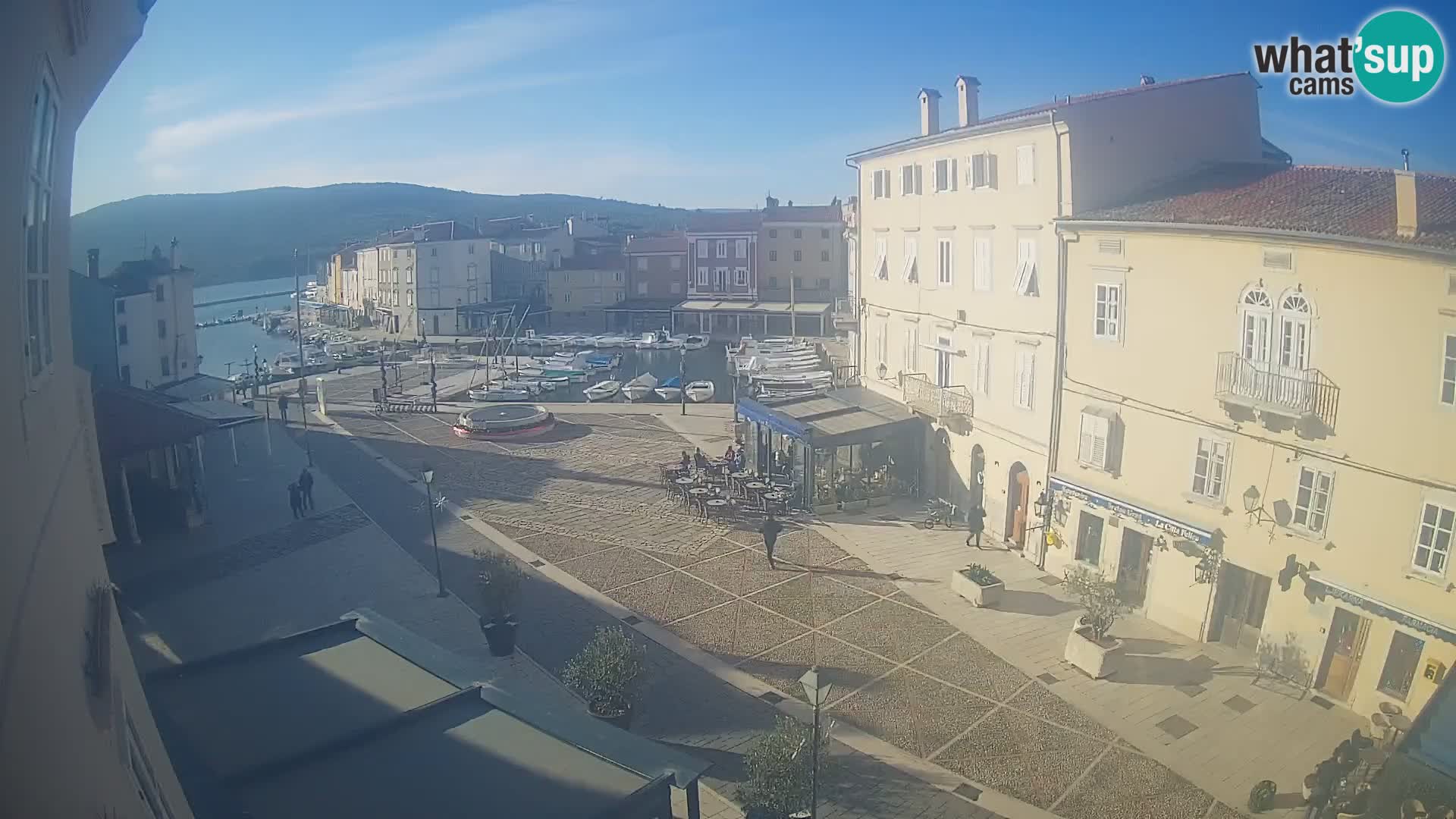 V ŽIVO spletna kamera Cres mesto – glavni trg in “mandrač” – otok Cres – Hrvaška